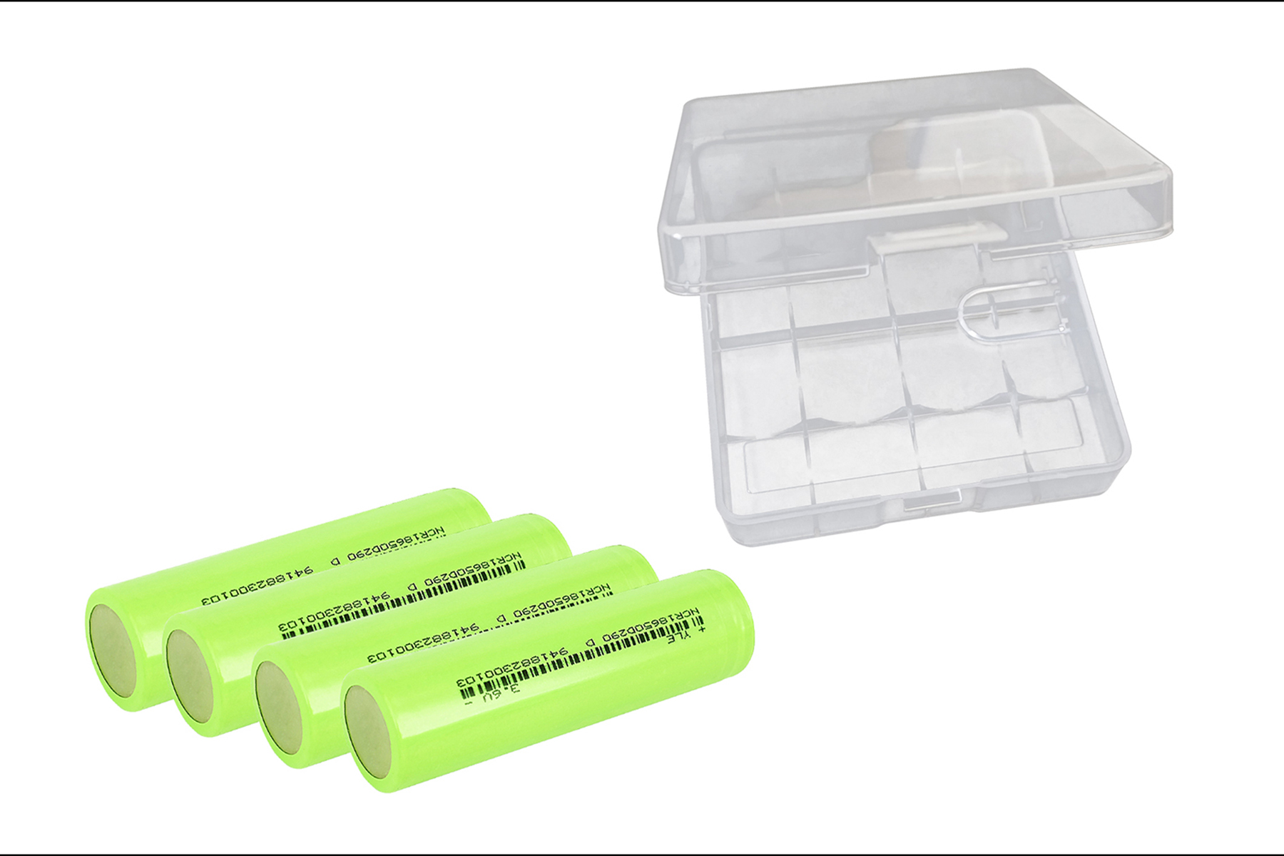 Quattro batterie cilindriche verdi e una custodia di plastica trasparente su una superficie bianca.