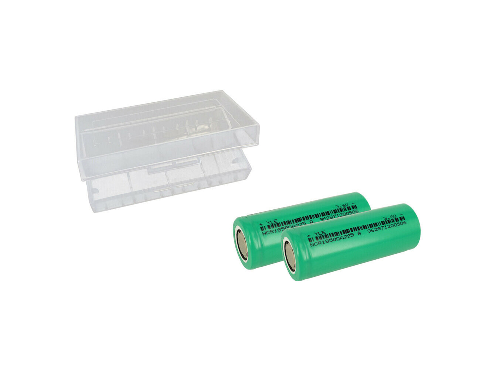 Zwei grüne Batterien und eine transparente Batteriebox auf weißem Hintergrund.