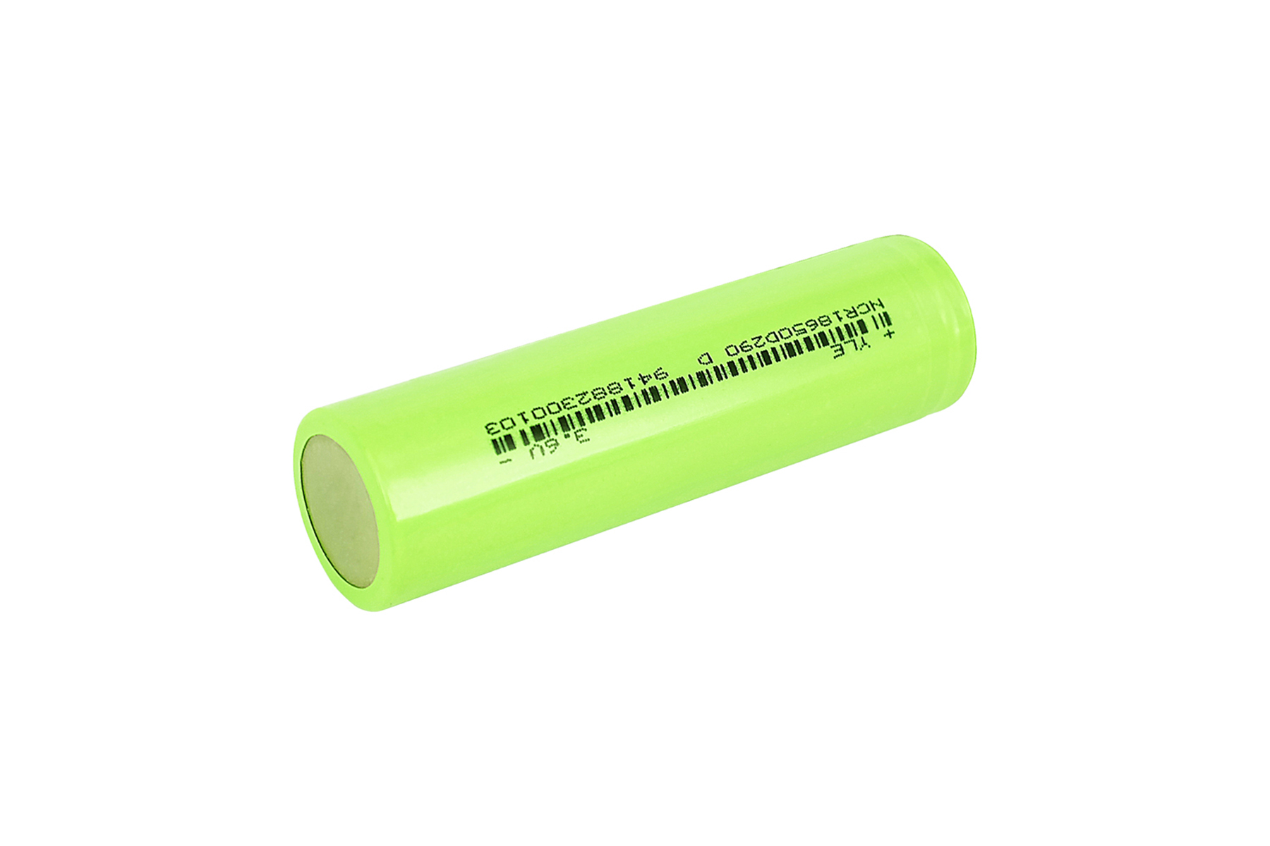 Eine grüne zylindrische Batterie auf weißem Hintergrund.