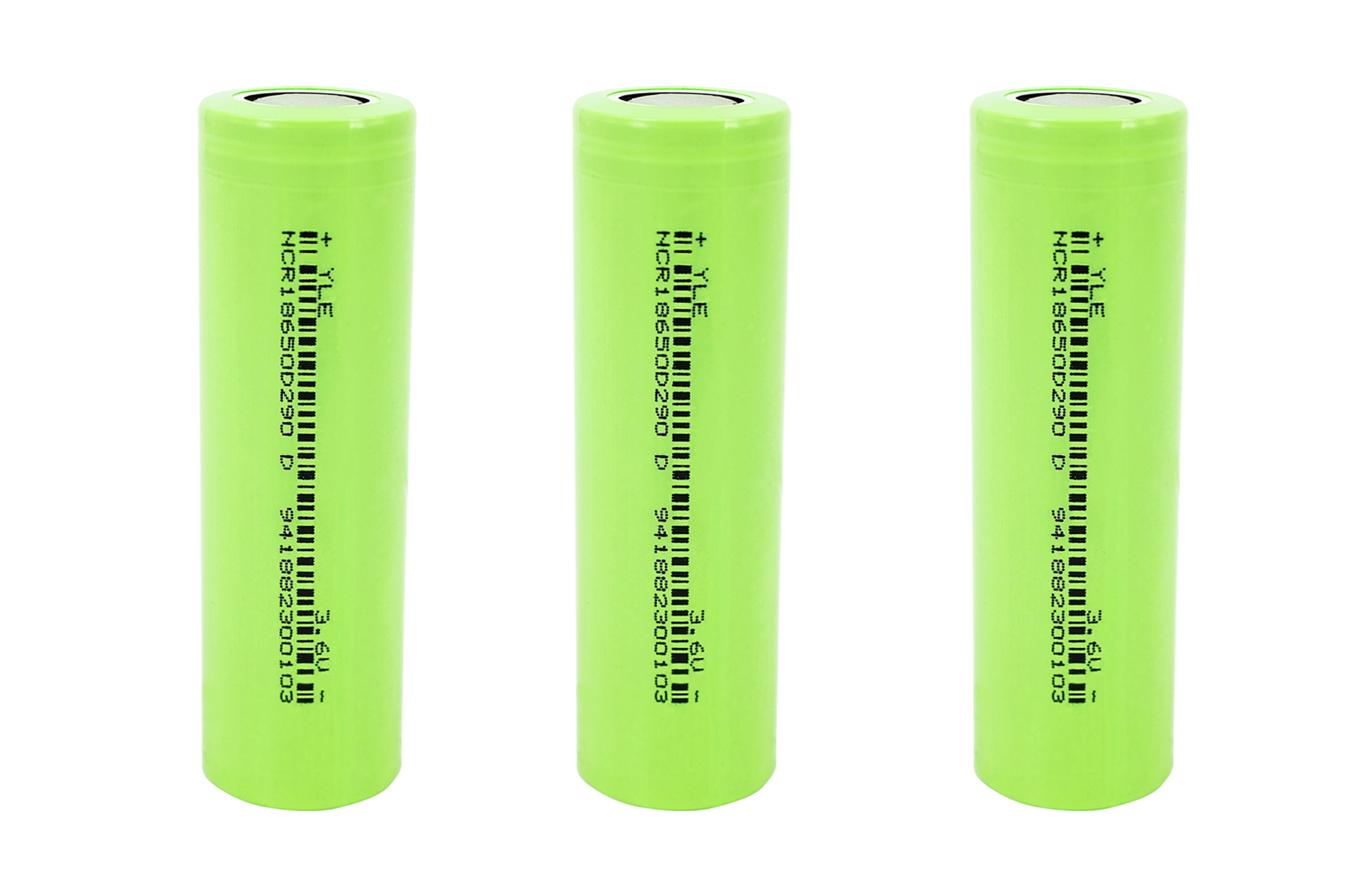 Drei grüne zylindrische Batterien. Jede hat Text und Zahlen auf der Seite gedruckt.