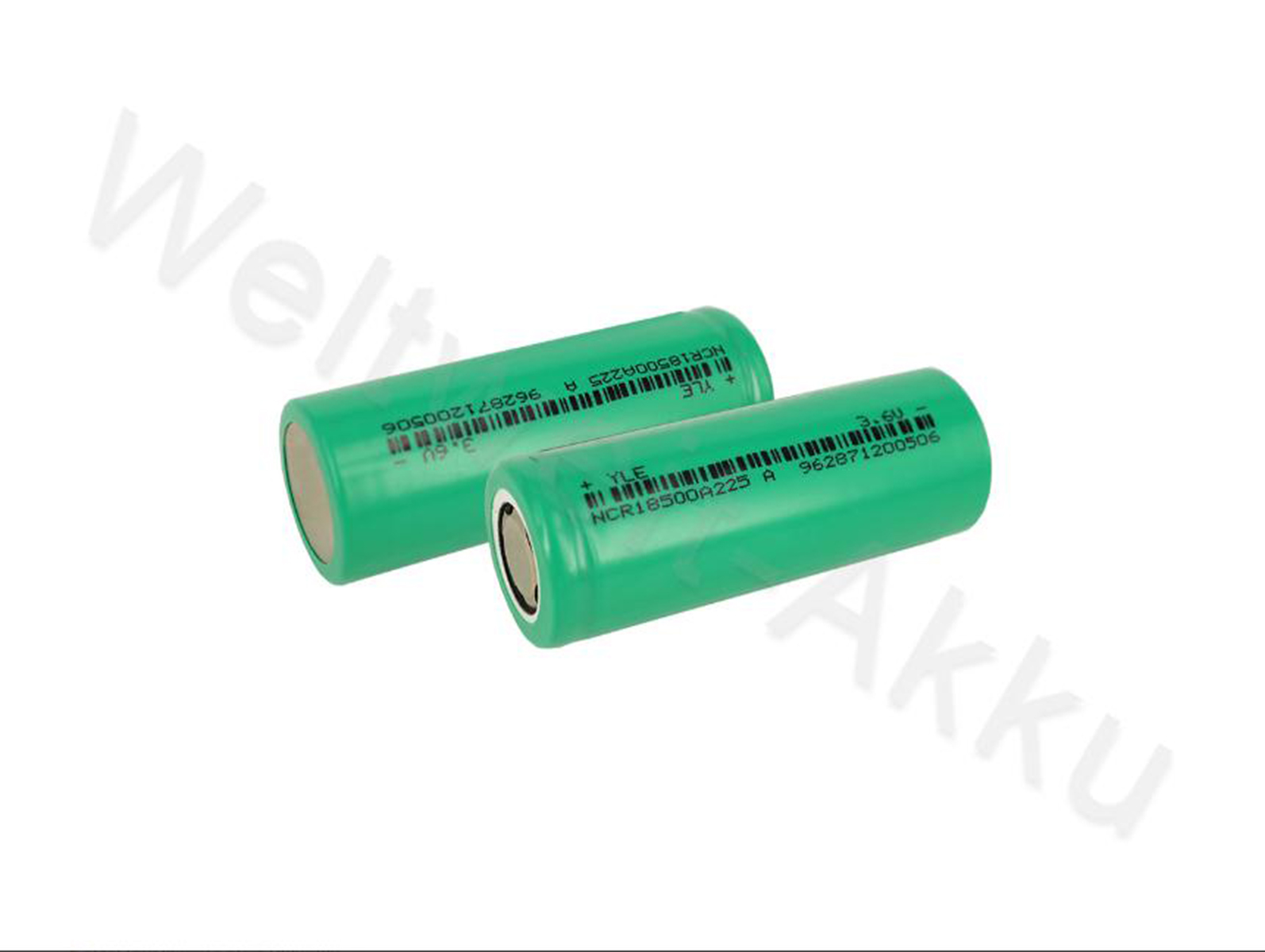 Zwei grüne zylindrische Batterien mit Text darauf.