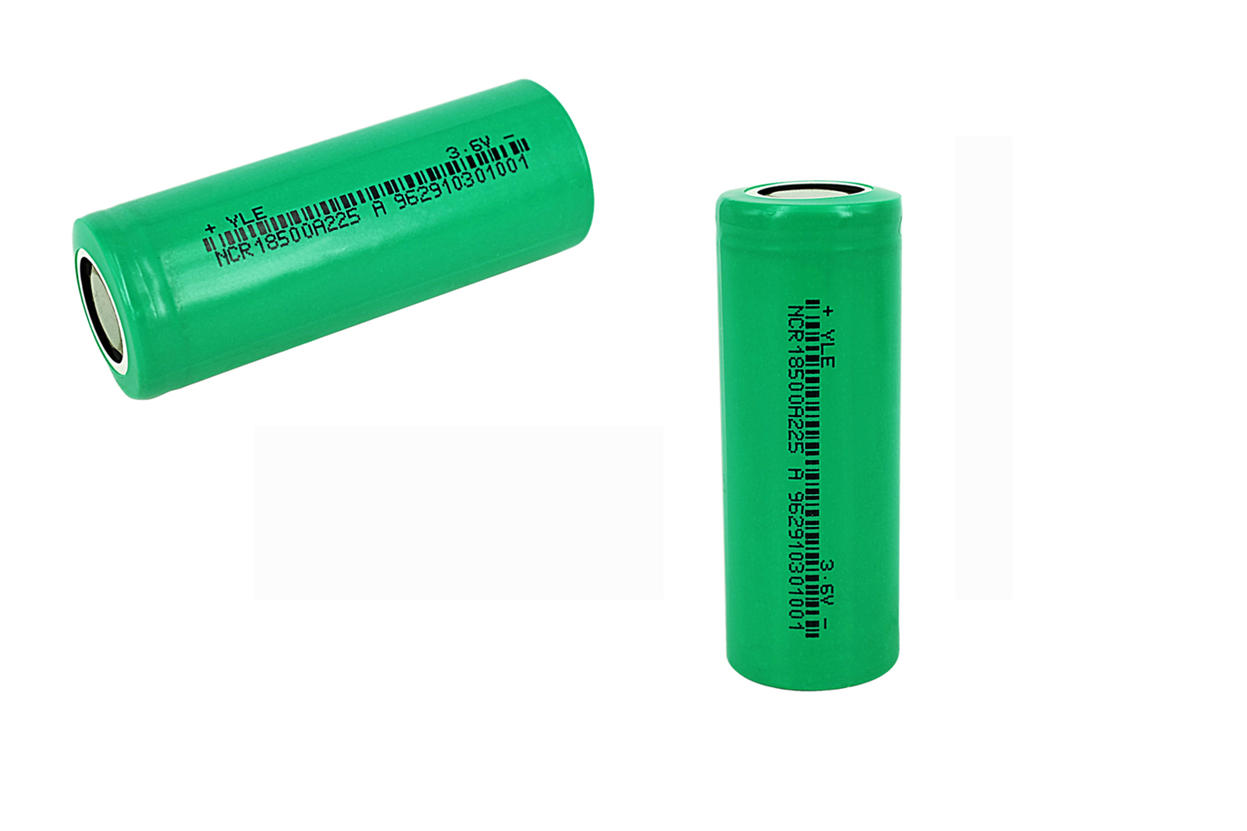 Zwei grüne zylindrische Batterien mit Etiketten, vor weißem Hintergrund.