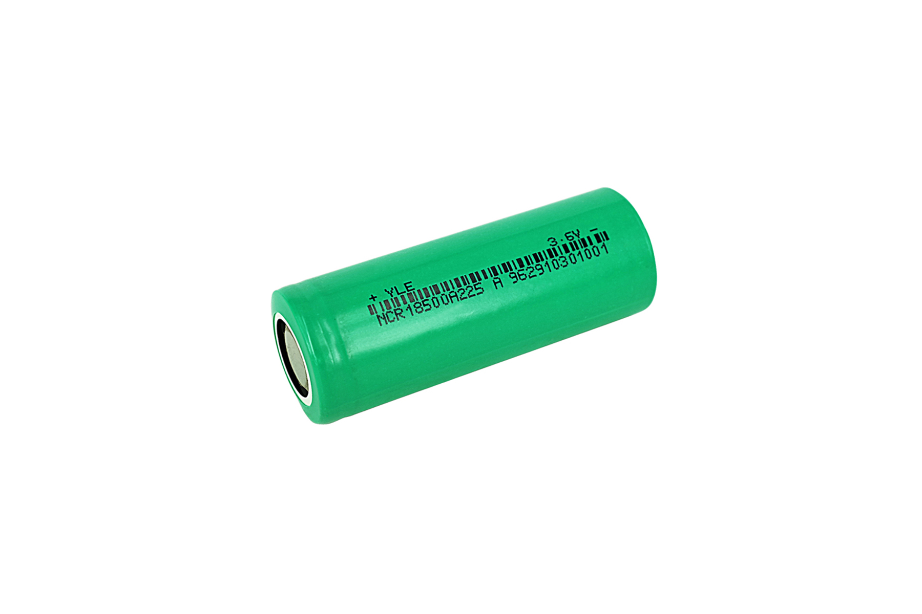 Eine grüne zylindrische Batterie mit aufgedrucktem Text, isoliert auf weißem Hintergrund.