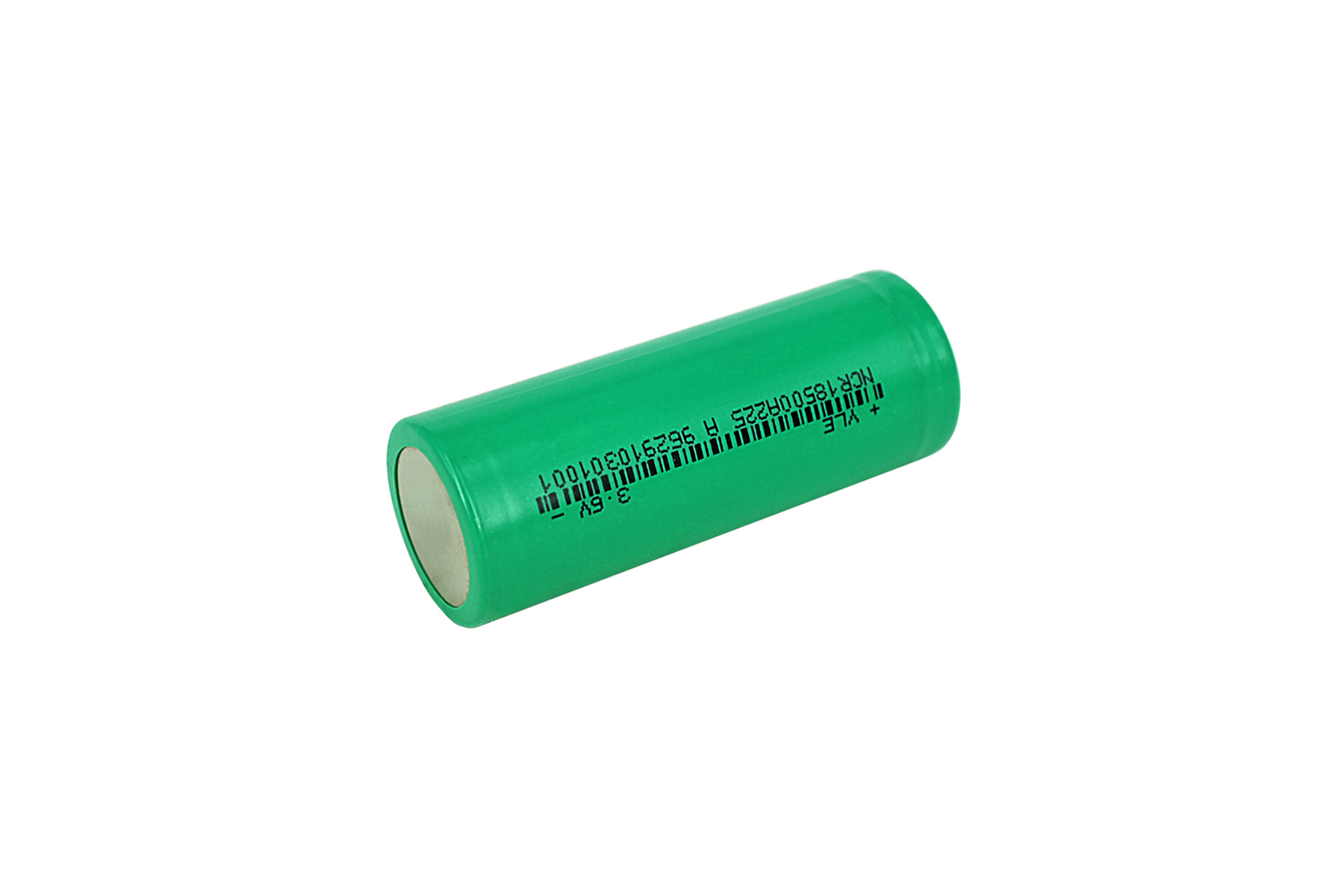 Grüne zylindrische Batterie mit gedrucktem Etikett auf weißem Hintergrund.
