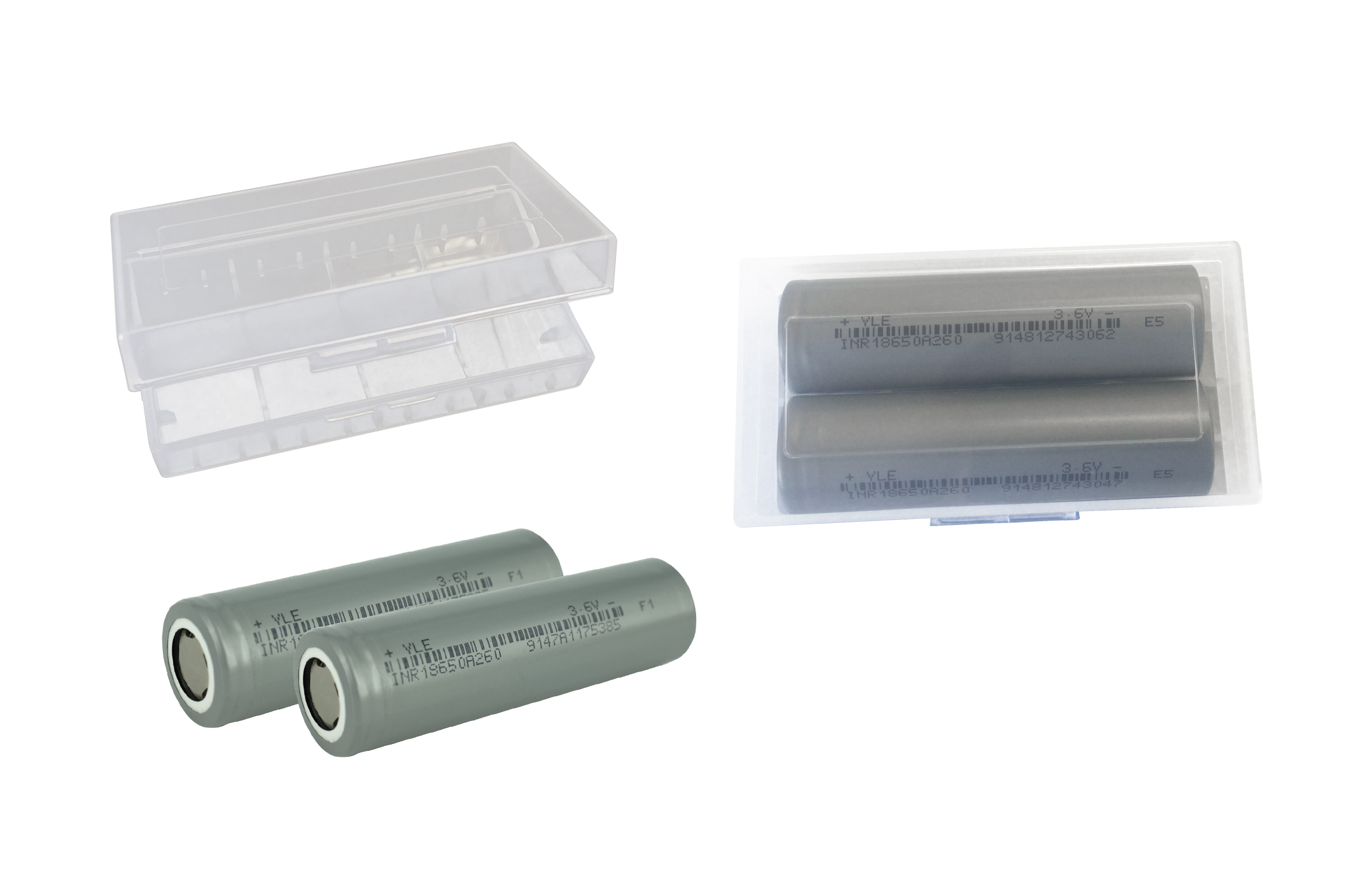 Zwei Batterien in einer durchsichtigen Kunststoffbox und zwei lose Batterien. Alle sind zylindrisch und grau.