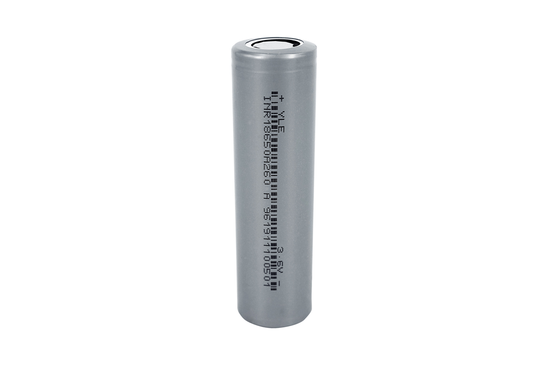 Graue zylindrische Batterie mit gedrucktem Etikett auf weißem Hintergrund.