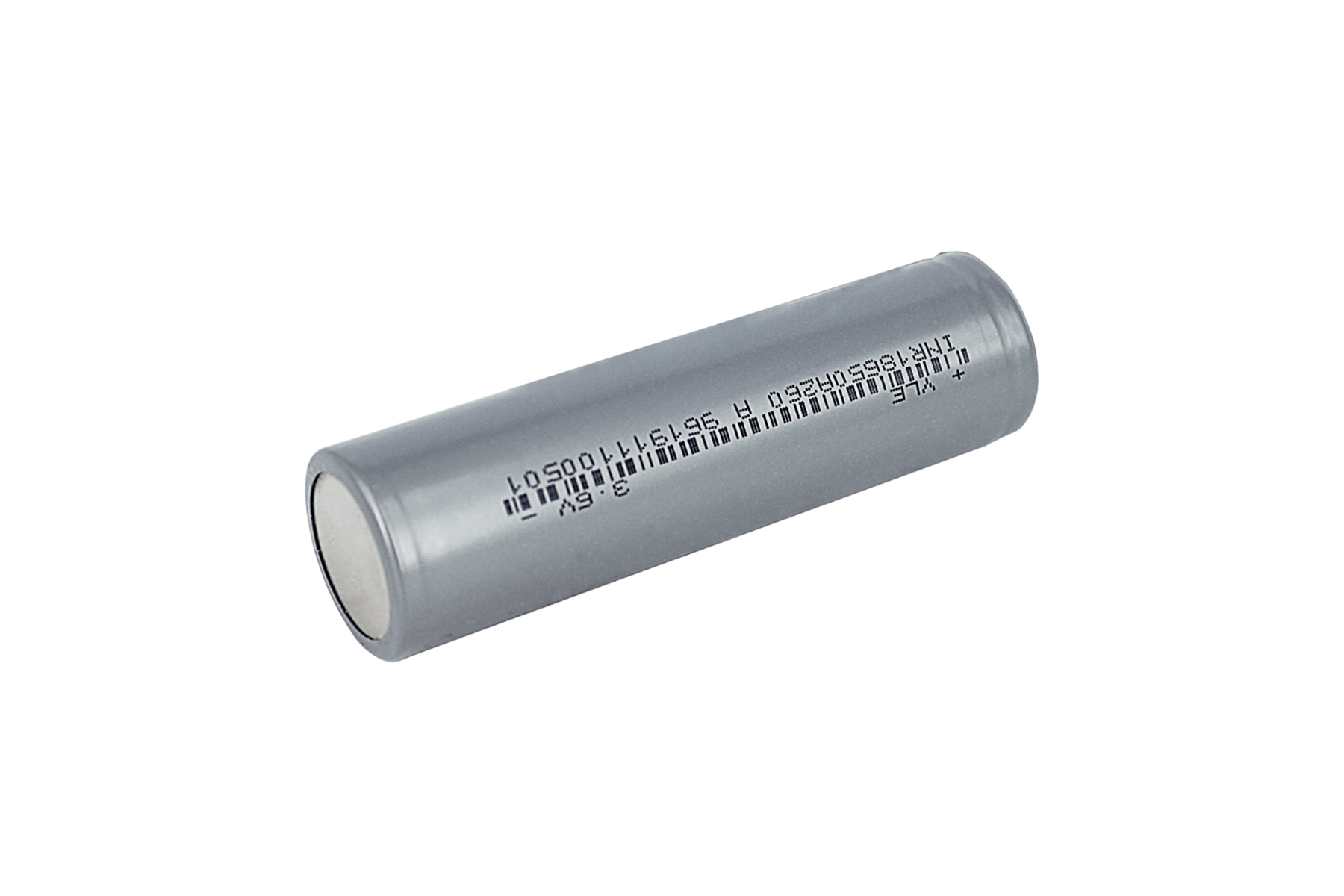 Silberne zylindrische Batterie mit Text und Zahlen auf der Seite.