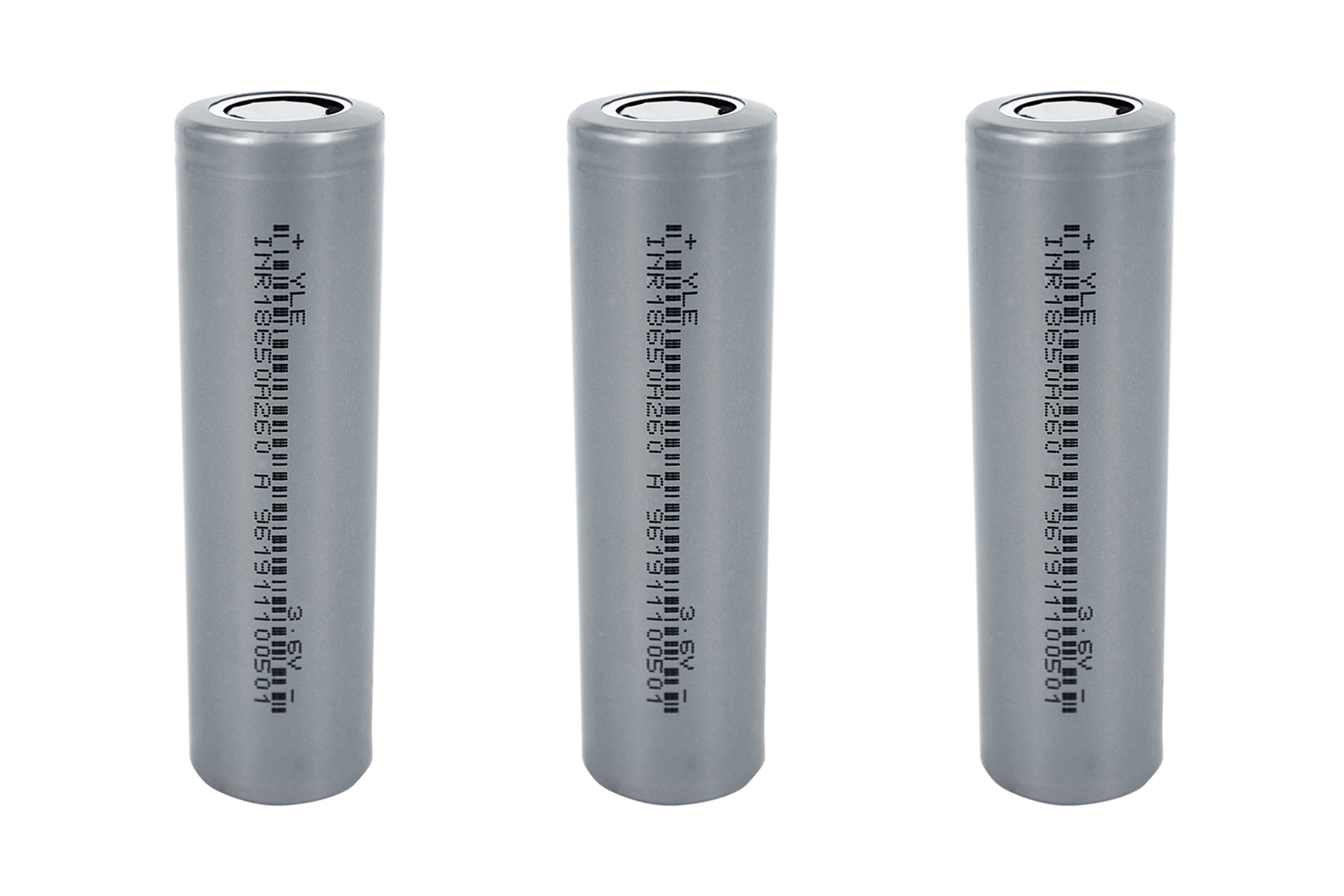 Drei graue zylindrische Batterien mit Etiketten und Text. Weißer Hintergrund.