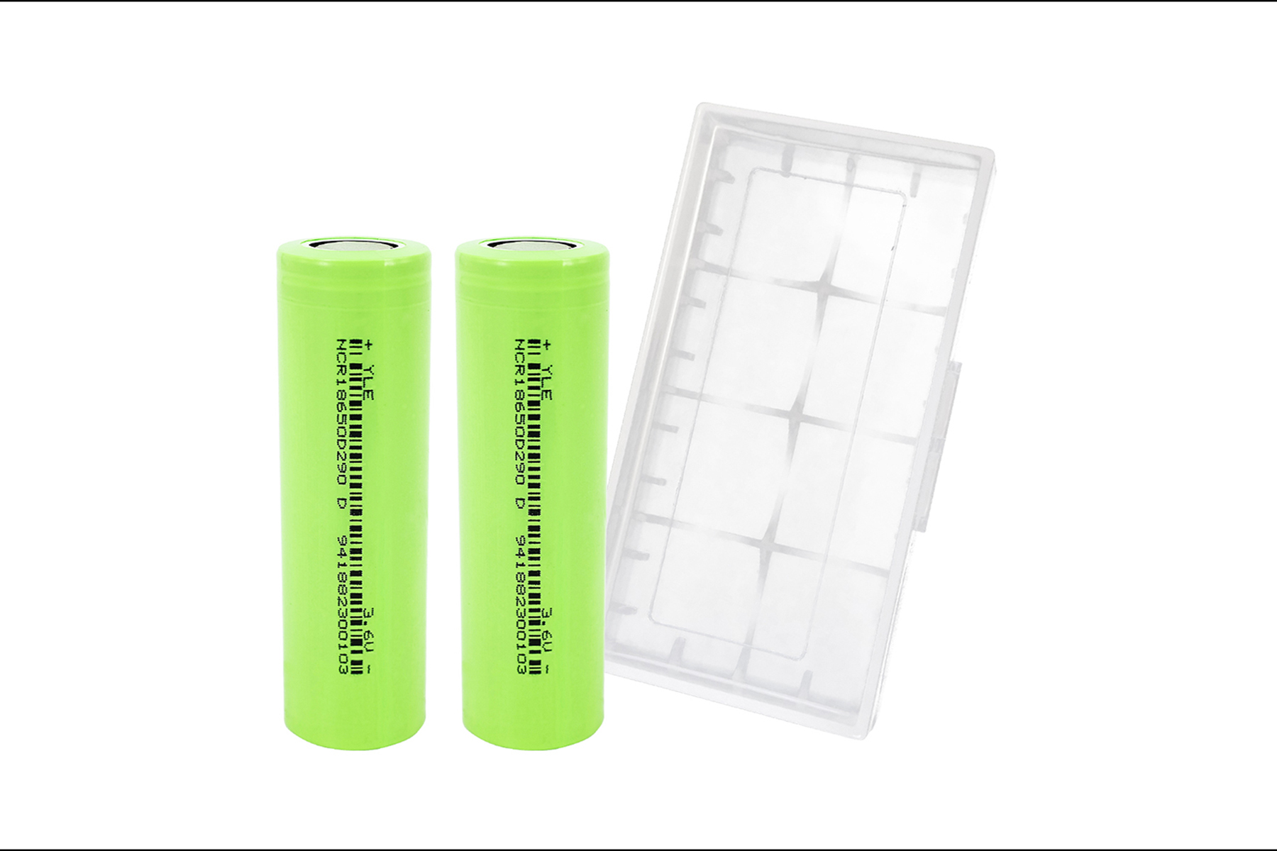 Zwei grüne zylindrische Batterien und eine transparente Kunststoffhülle auf weißem Hintergrund.