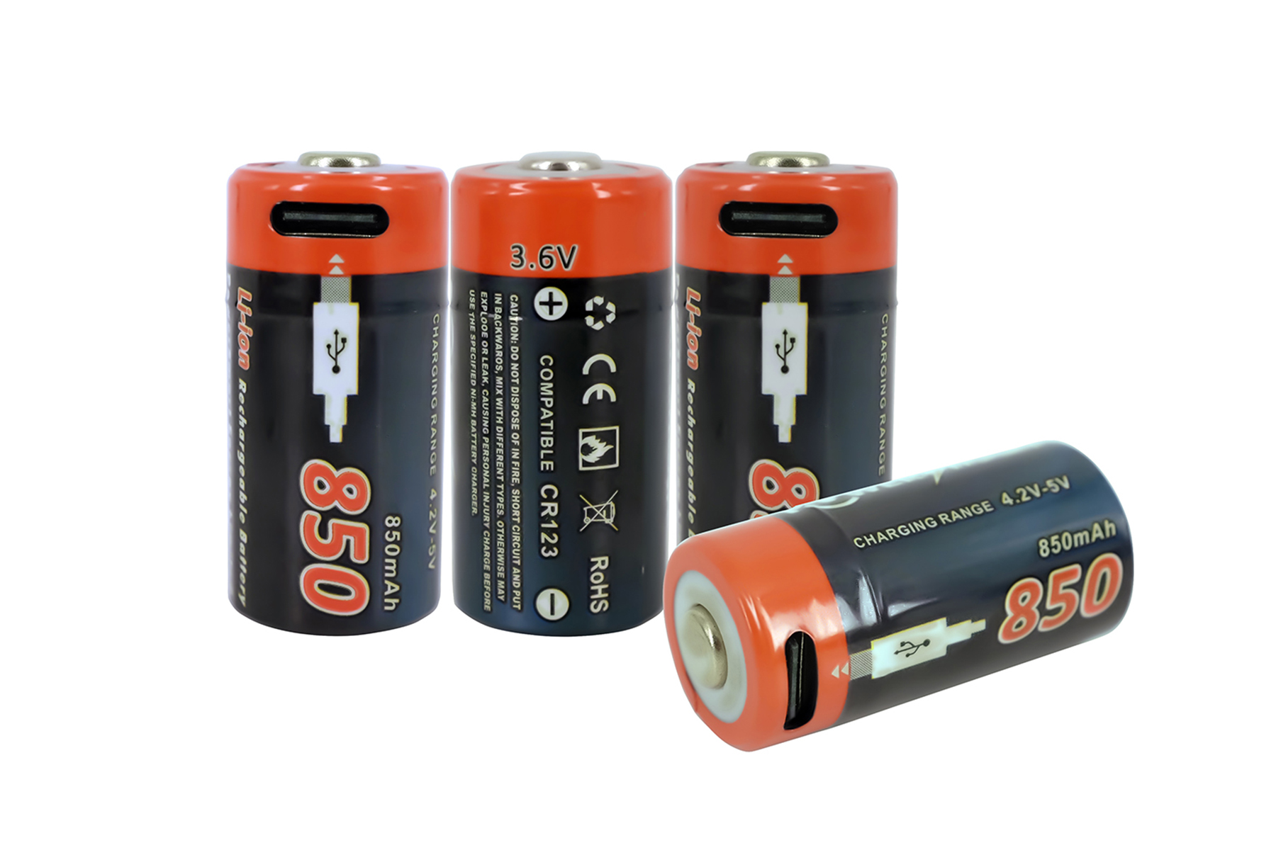 Quattro batterie, cilindriche, arancioni e nere, su bianco. Una è orizzontale.