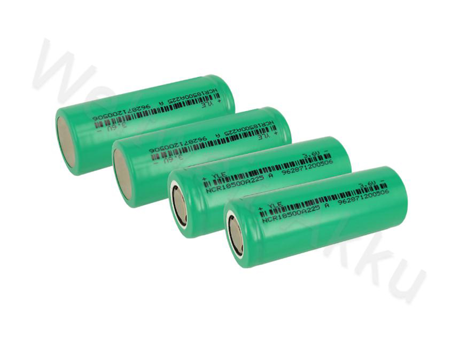 Vier grüne zylindrische Batterien. Jede hat Text und ein Etikett. Sie liegen auf einer weißen Oberfläche.