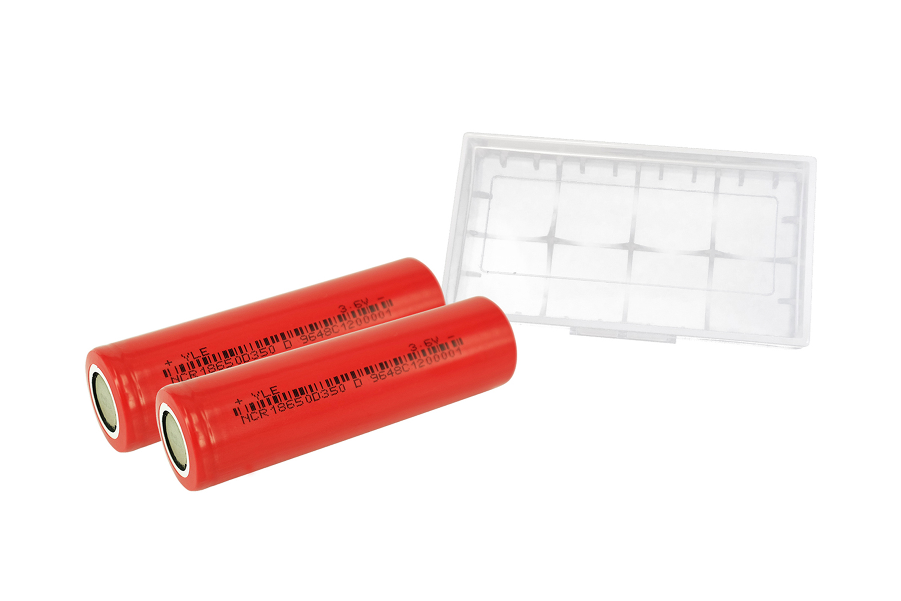 Zwei rote zylindrische Batterien und eine transparente Kunststoffhülle. Beschriftete Batterien.