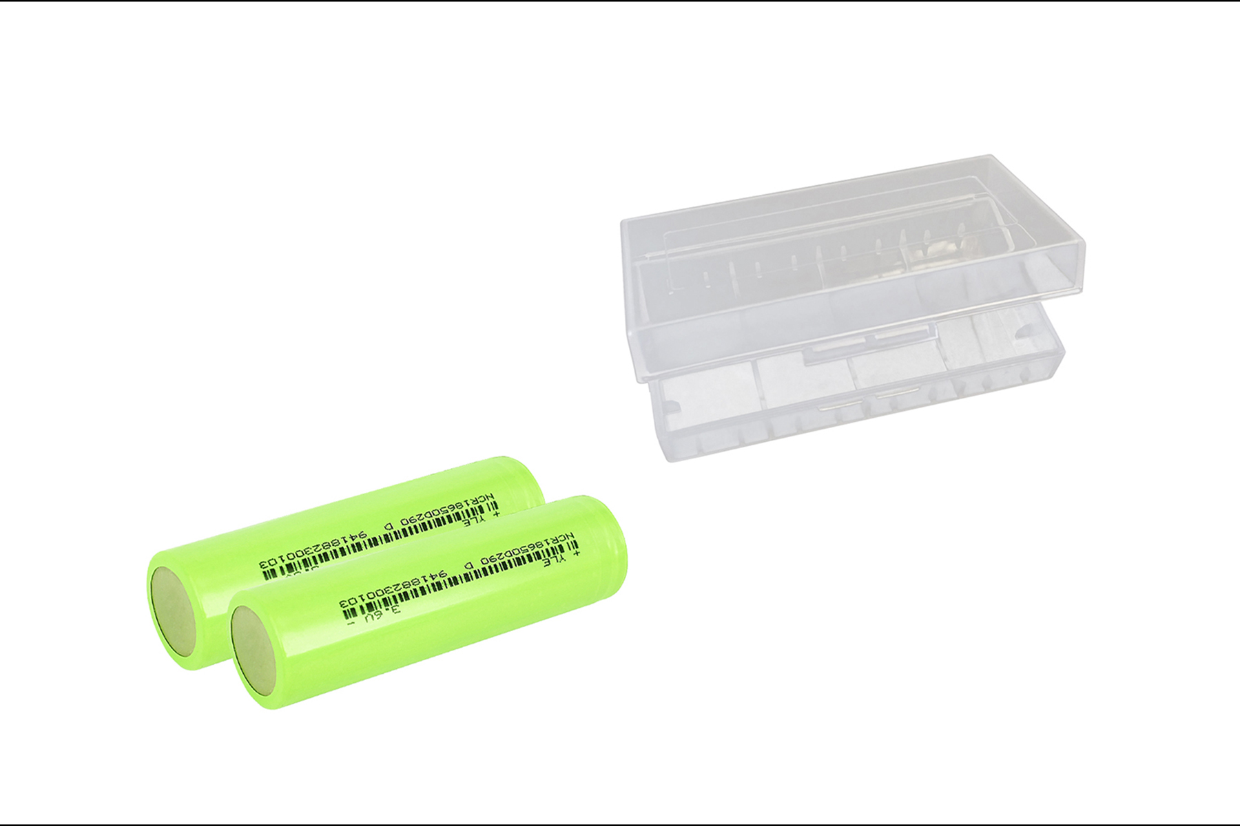 Zwei grüne Batterien und eine transparente Kunststoffhülle. Batterien sind zylindrisch mit Etiketten.
