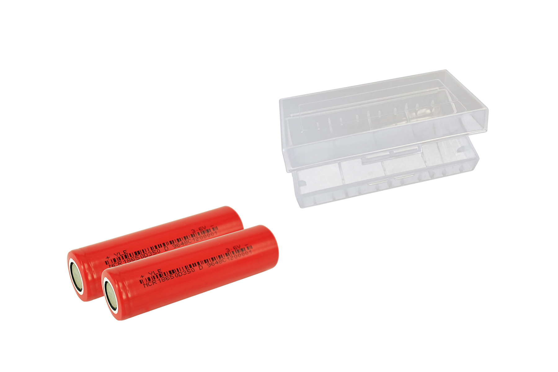 Zwei rote Batterien und eine transparente Hülle. Die Batterien sind beschriftet und auf weißem Hintergrund.