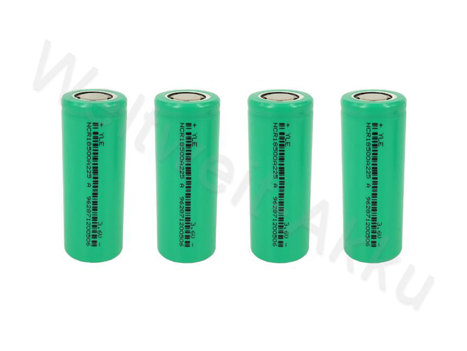 Vier grüne zylindrische Batterien mit Etiketten auf weißer Oberfläche.