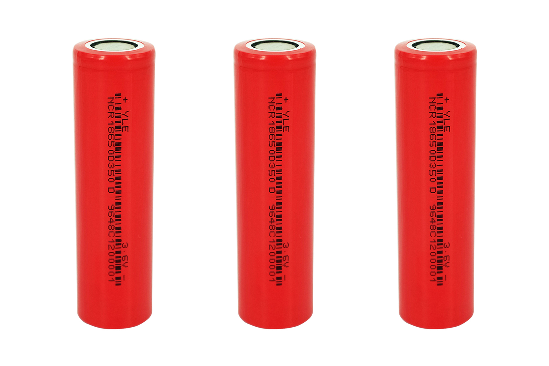 Drei rote 18650 Batterien. Die Batterien sind zylindrisch und haben Textaufkleber.