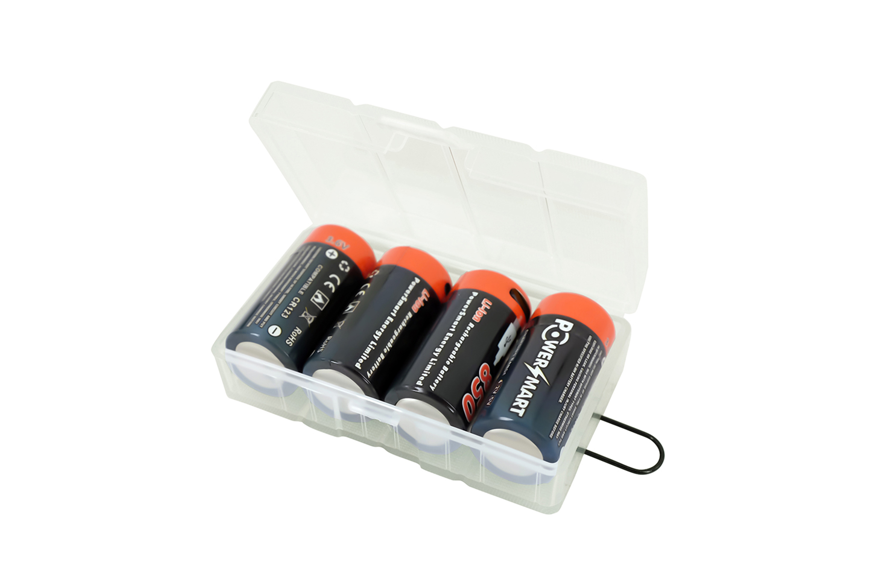 Un astuccio di plastica trasparente contenente quattro batterie nere cilindriche con coperchi arancioni.