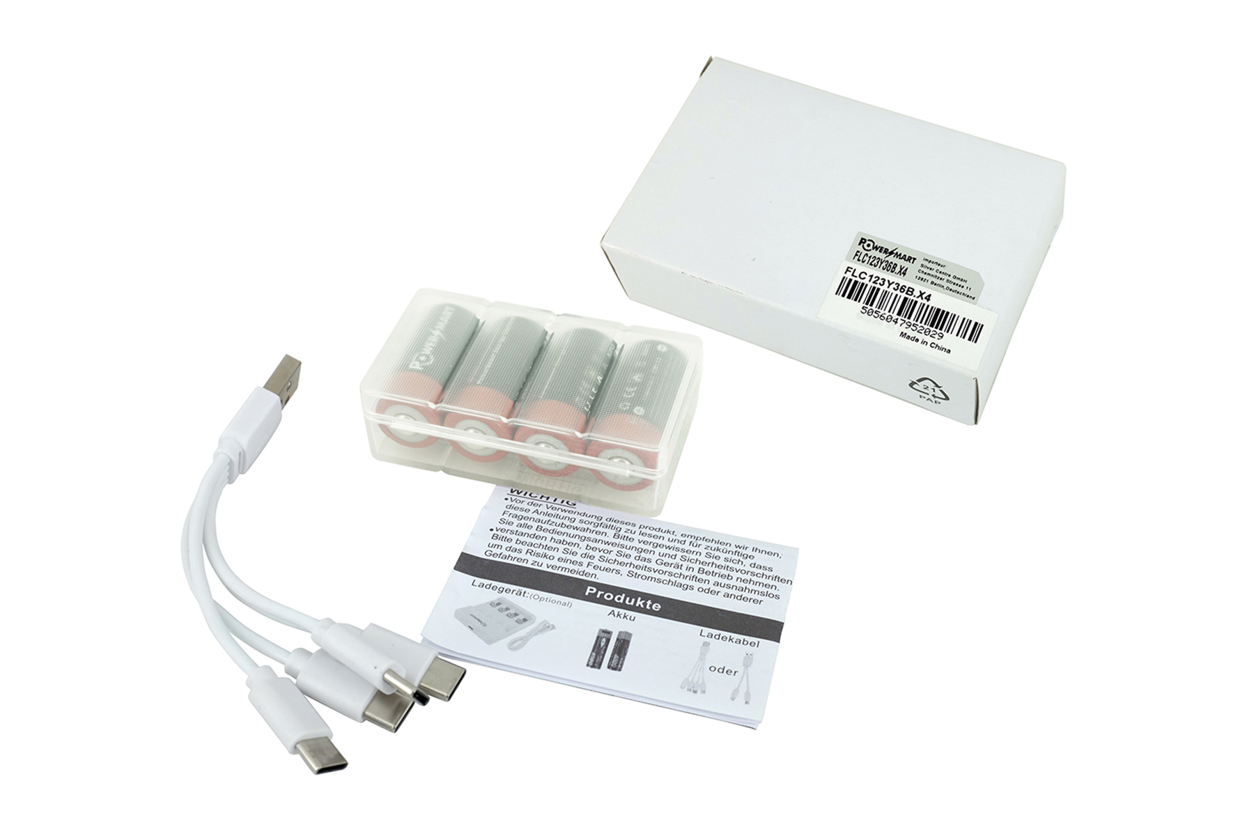 Set di batterie ricaricabili, caricabatterie e cavi, con una scatola bianca, isolato su bianco.