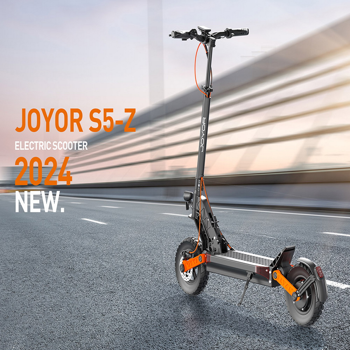 Elektroroller auf einer Straße. Auf dem Roller steht Joyor S5-Z 2024 New.
