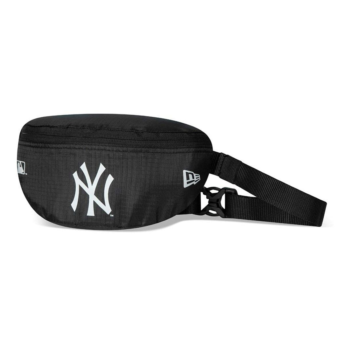 Schwarze Bauchtasche mit dem New York Yankees Logo.