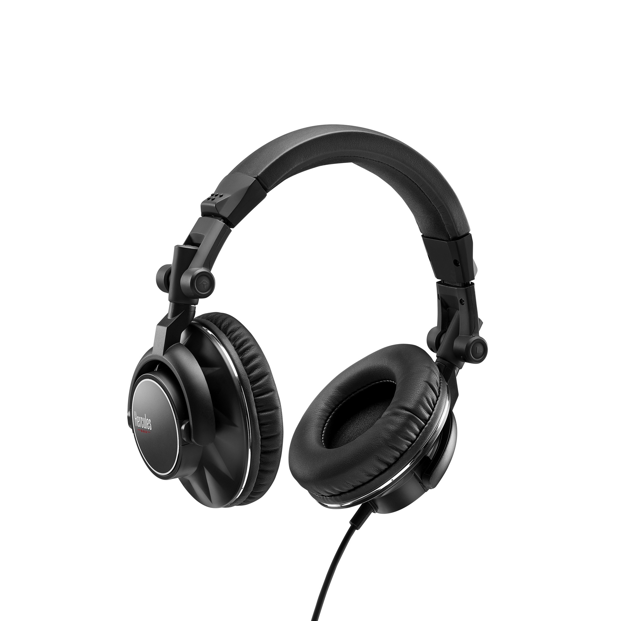 Schwarze Over-Ear-Kopfhörer auf weißem Hintergrund. Die Kopfhörer sind zum Betrachter hin abgewinkelt.