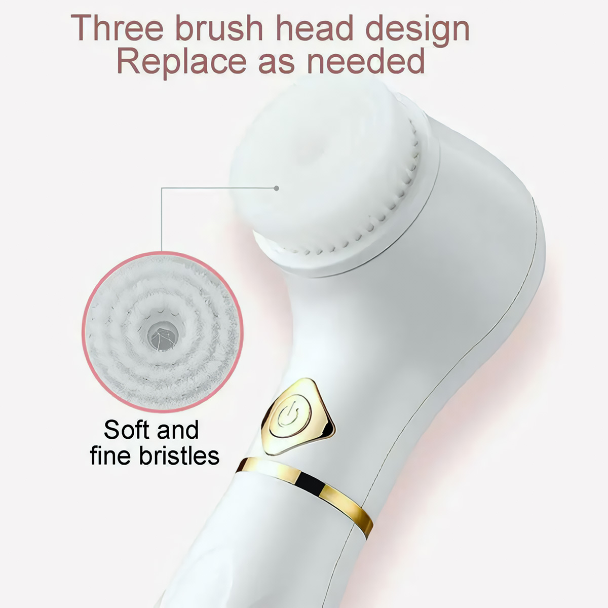 Cepillo de limpieza facial blanco con un acento dorado. Texto: Diseño de tres cabezales de cepillo. Cerdas suaves y finas.