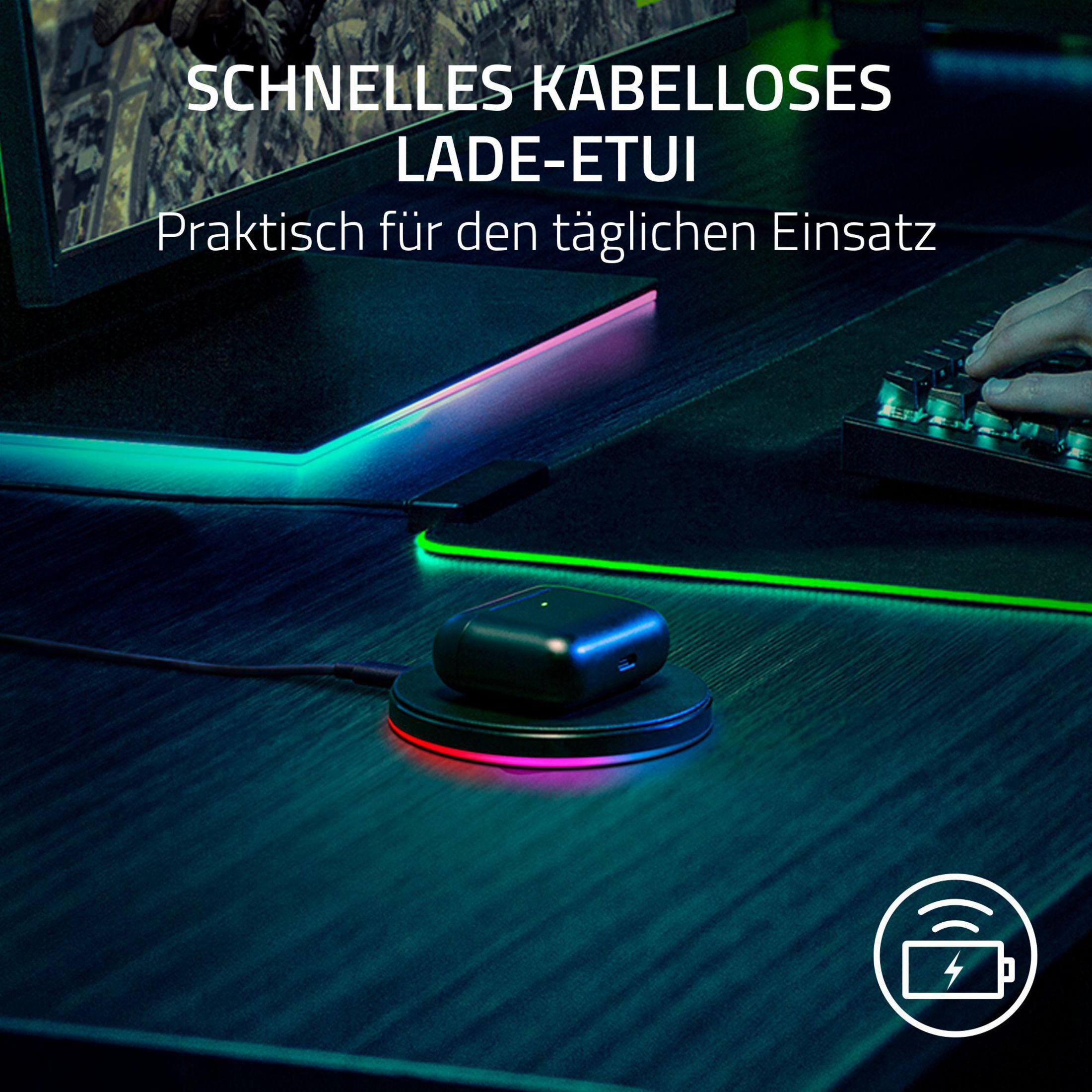 Bezprzewodowa podkładka ładująca z czarnym etui ładującym na wierzchu, z tłem biurka.