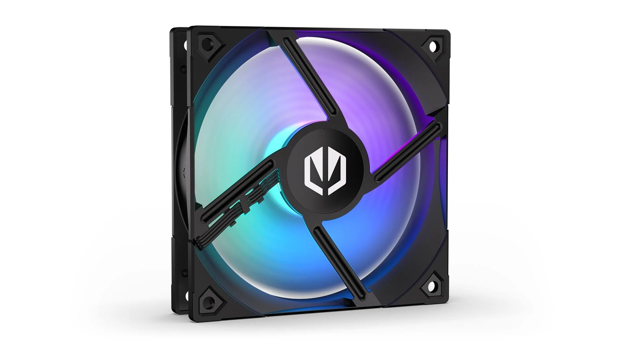 Schwarzer Computerlüfter mit RGB-Beleuchtung. Er hat ein zentrales Logo und vier Flügel.