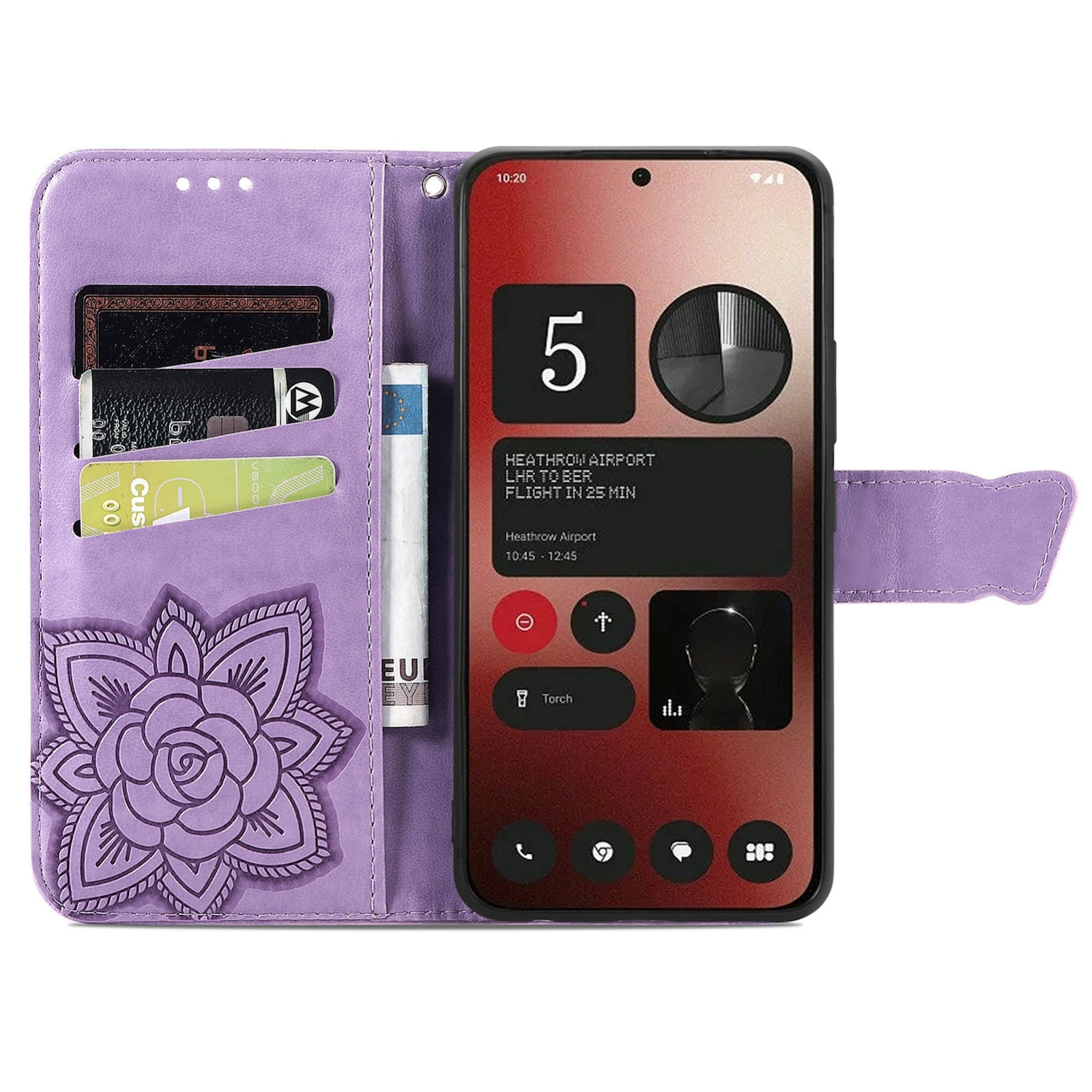 Lila Handyhülle offen, hält Karten, Geld und ein Telefon mit Informationen.