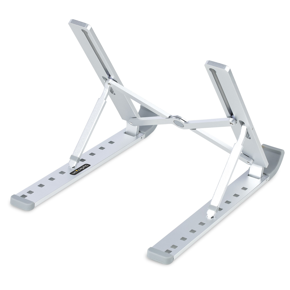 Supporto per laptop argentato, angolato, piegato. Piedini in gomma grigia. Sfondo bianco.
