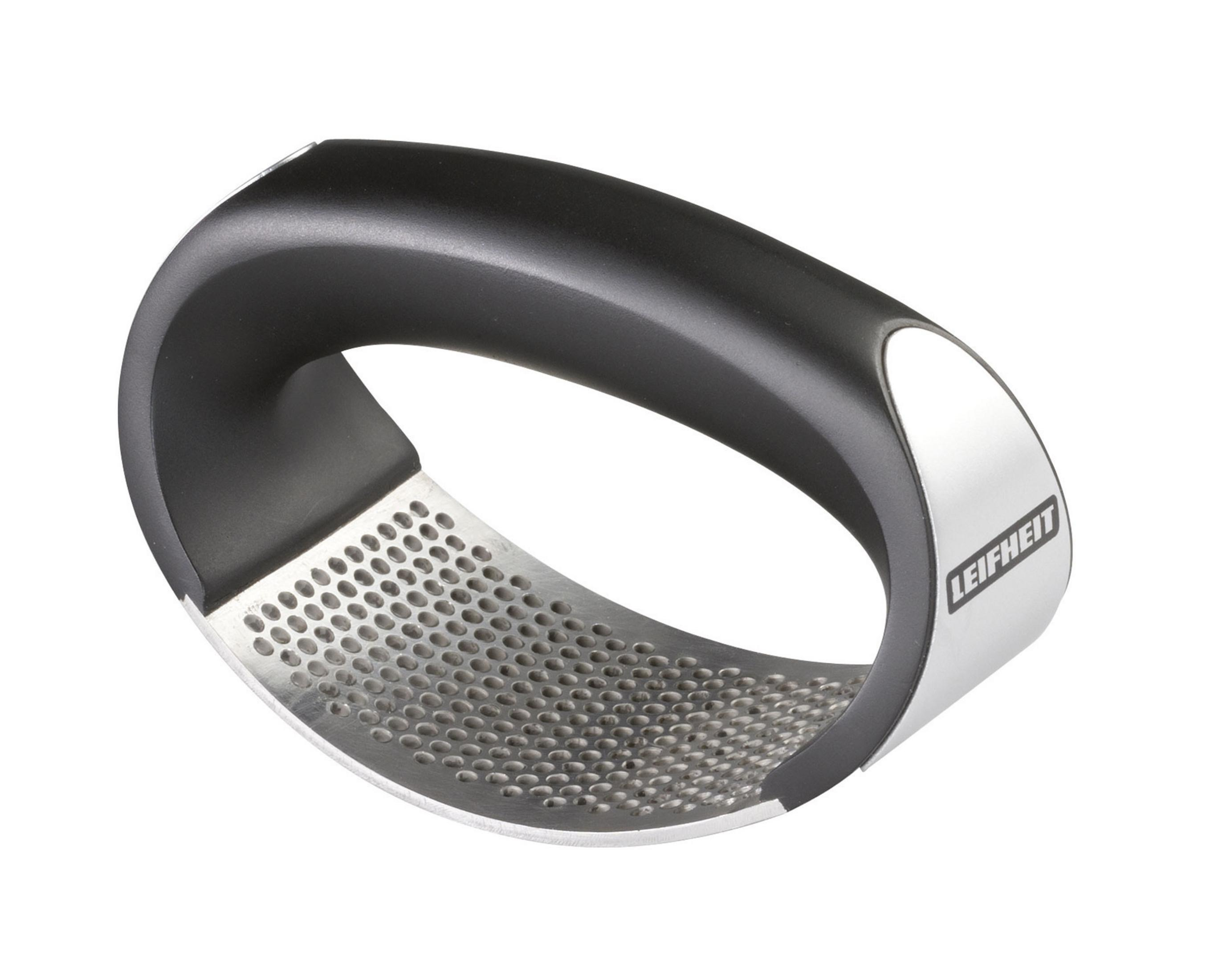 Praska do czosnku, srebrna i czarna, na białym tle.