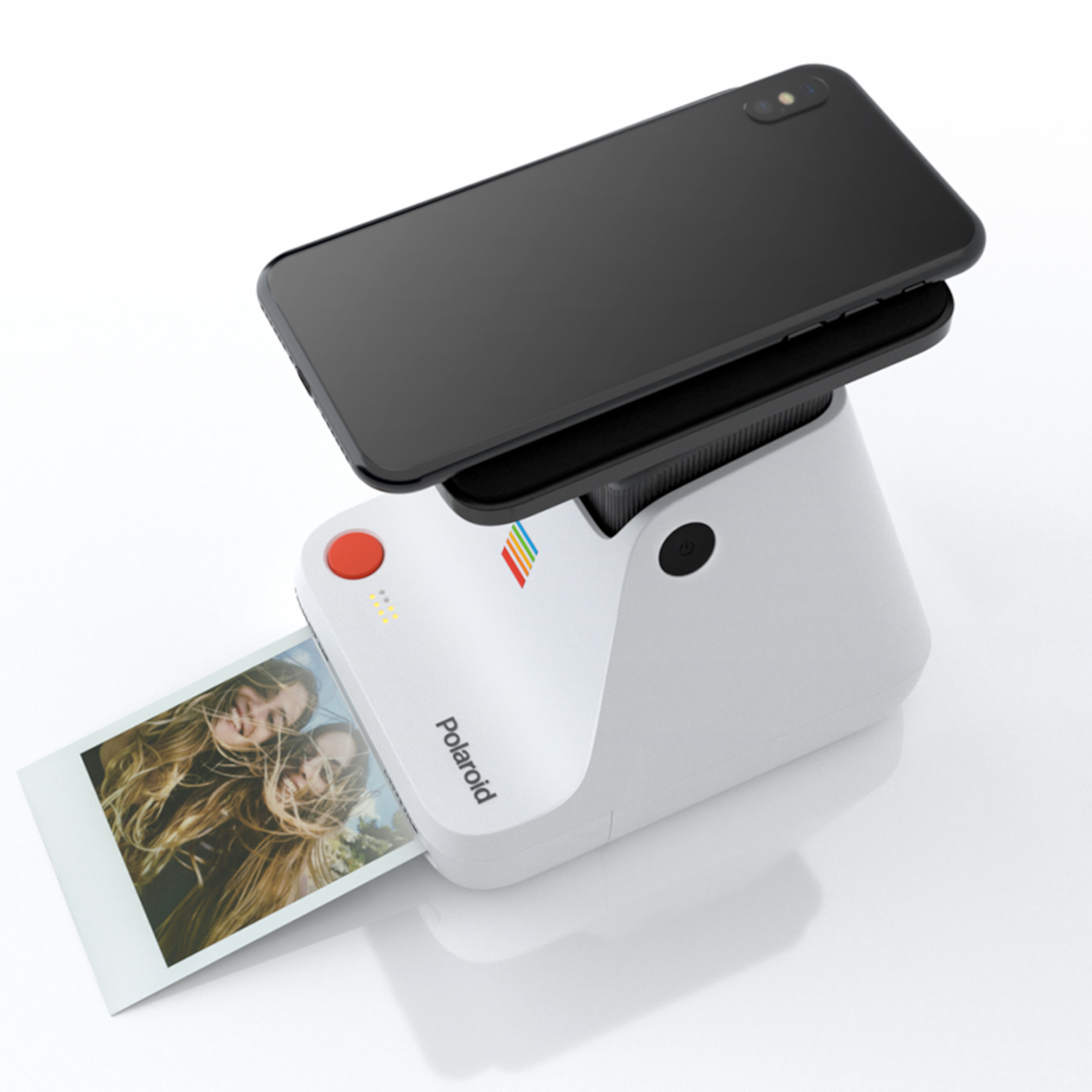 Eine weiße Polaroid-Kamera mit Telefon oben drauf und einem Foto, das herauskommt. Weißer Hintergrund.