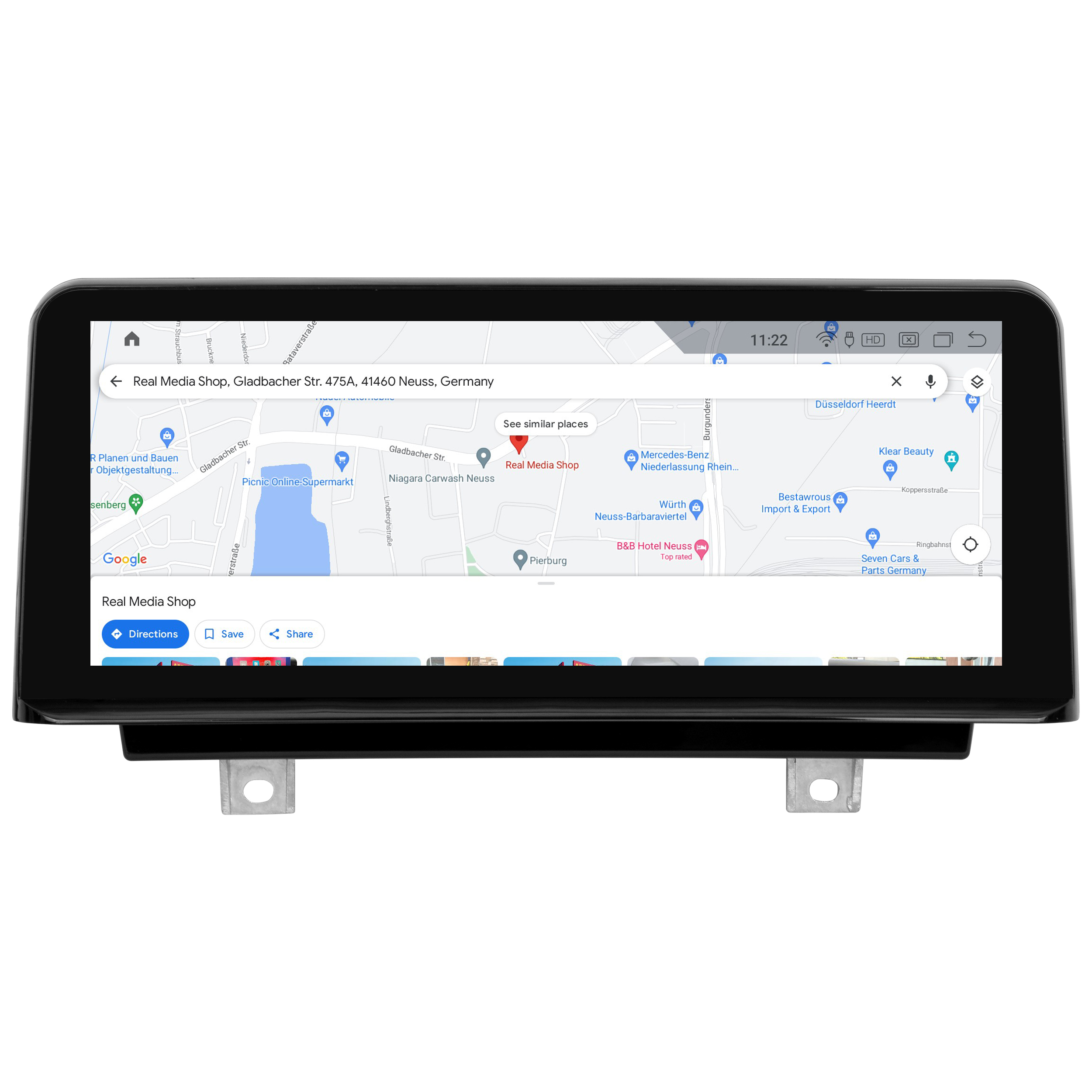 Auto-Navigationsbildschirm, der eine Karte mit einem Zielort anzeigt und lokale Unternehmen zeigt.