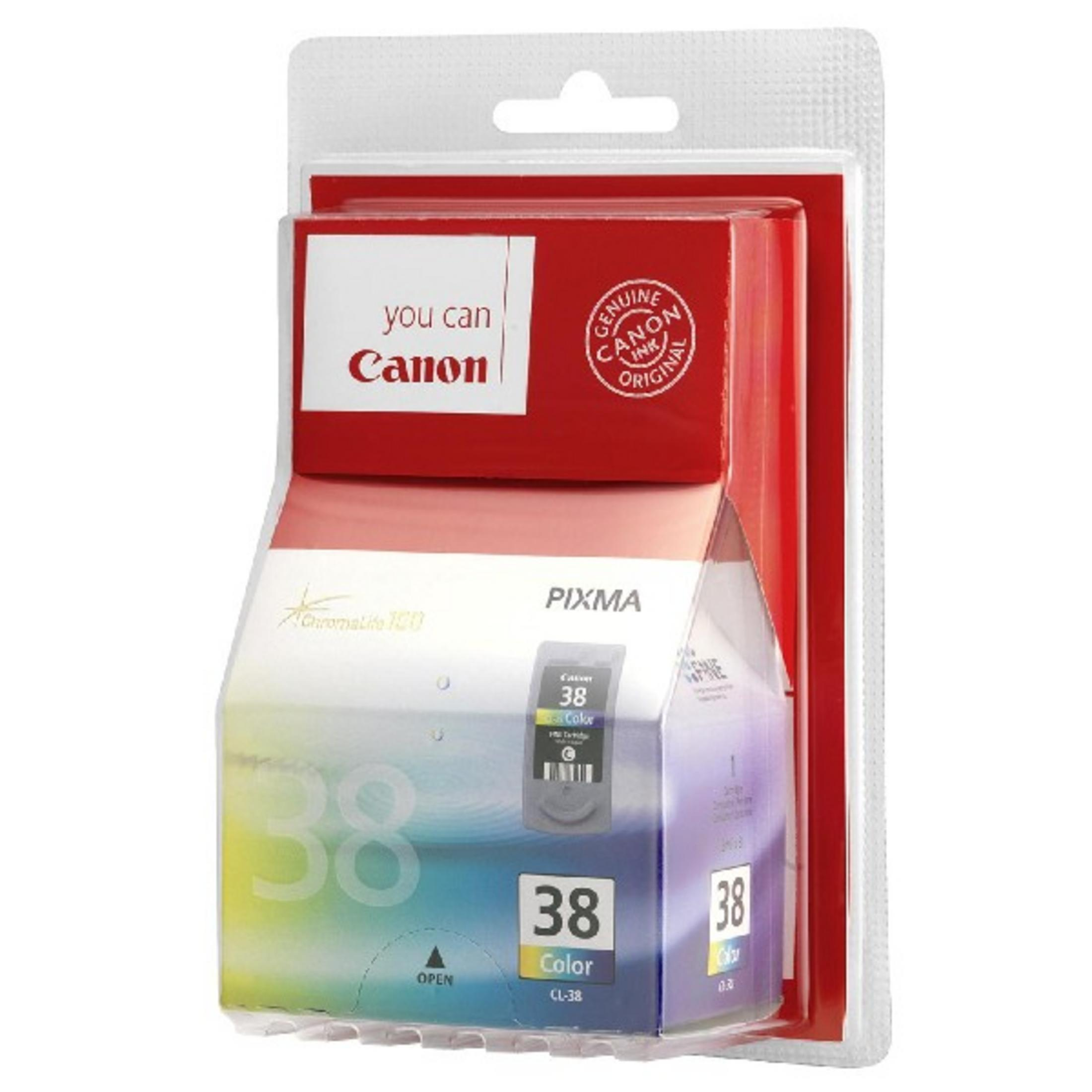 Een Canon 38 kleureninktcartridge in de verpakking. De verpakking is wit en rood met het Canon-logo.