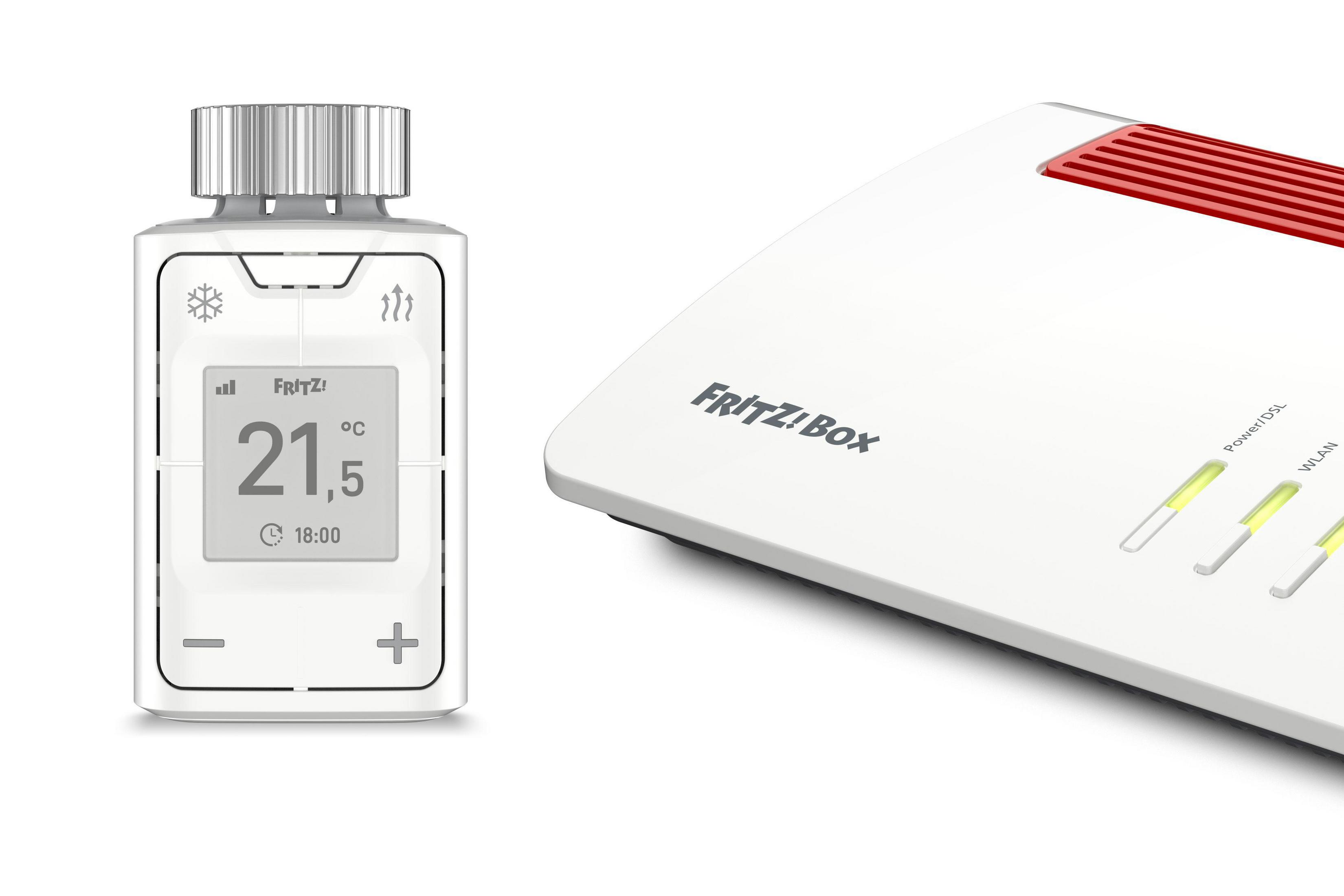 Weißer Router und Thermostat. Weißer Hintergrund.