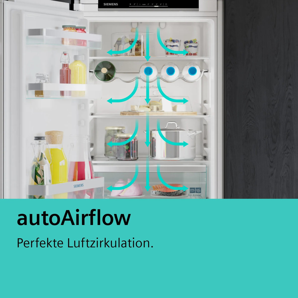 Offener Siemens-Kühlschrankinnenraum mit Regalen, Lebensmitteln und einem autoAirflow-System.