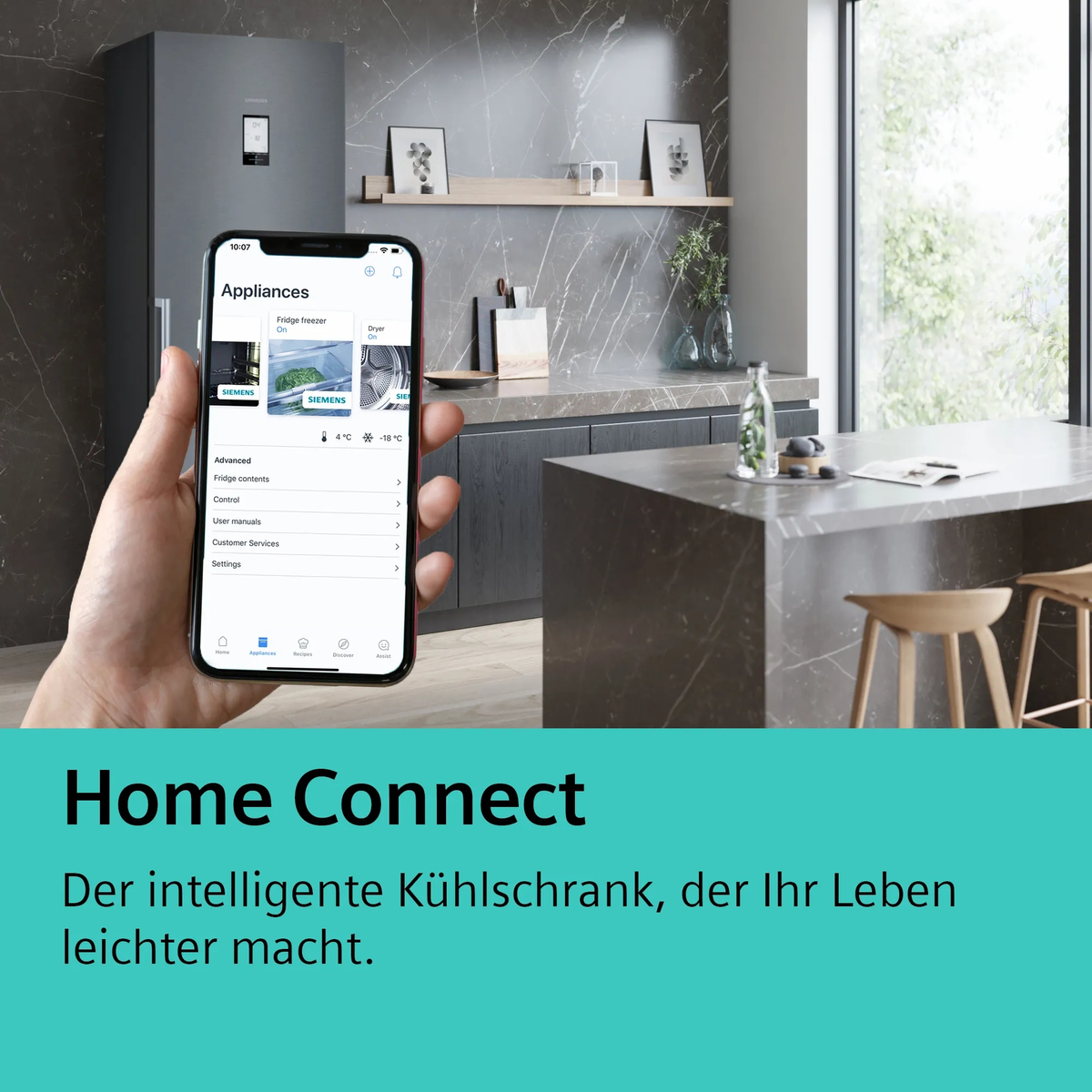 Eine Person hält ein Telefon, das eine Smart-Kühlschrank-App in einer modernen Küche zeigt.