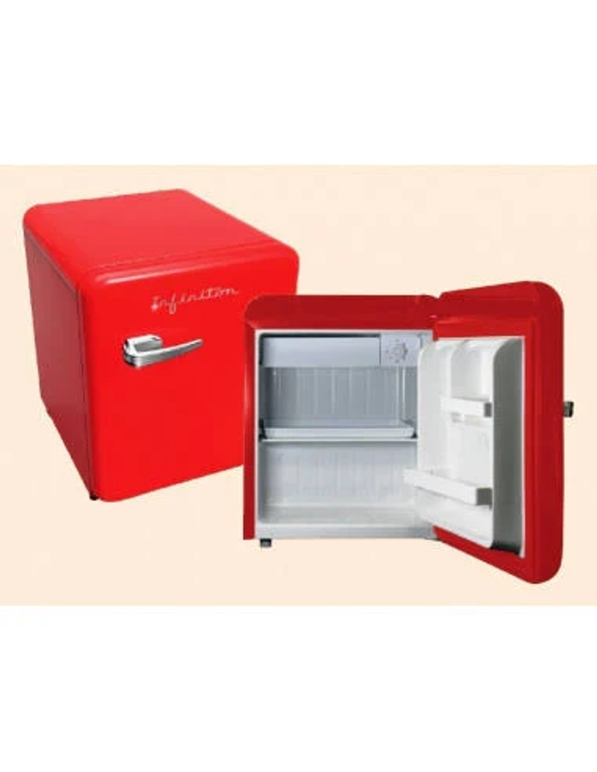 Refrigerador blanco con puerta abierta. Frutas, verduras y recipientes están dentro.
