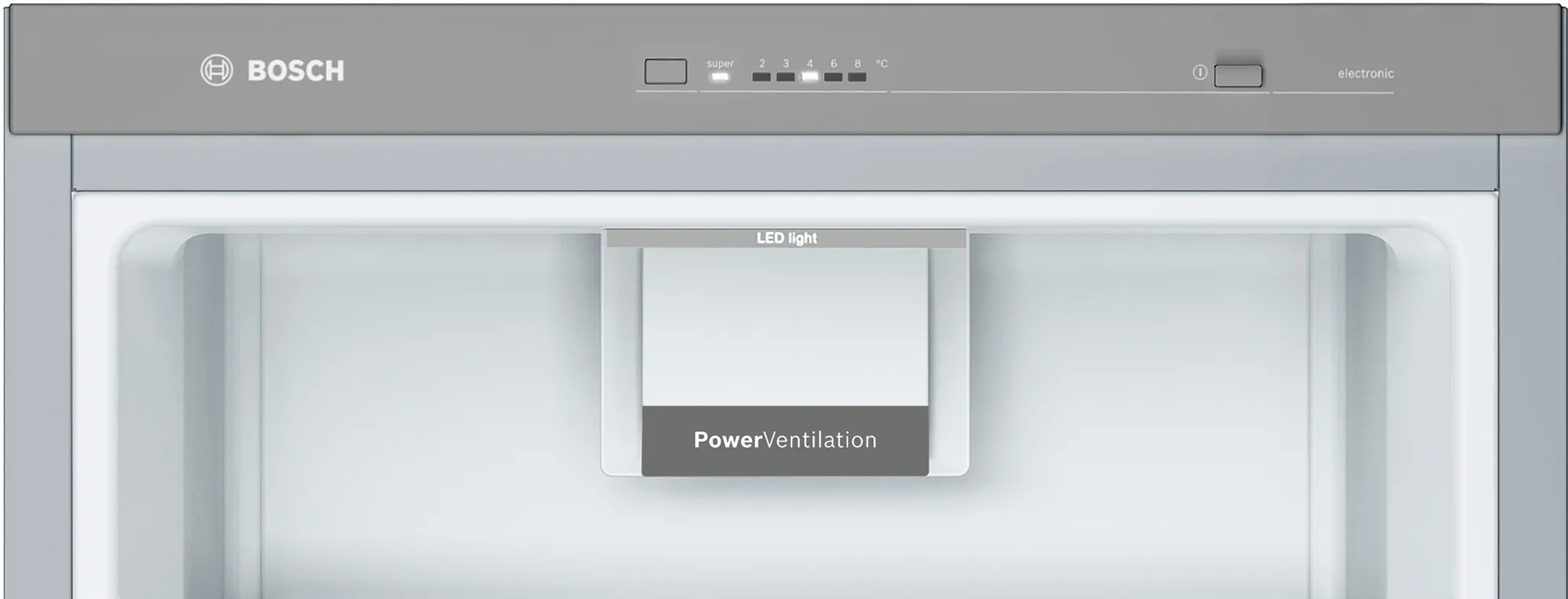 Interior de un refrigerador con luz LED y panel PowerVentilation, con el logotipo de Bosch.