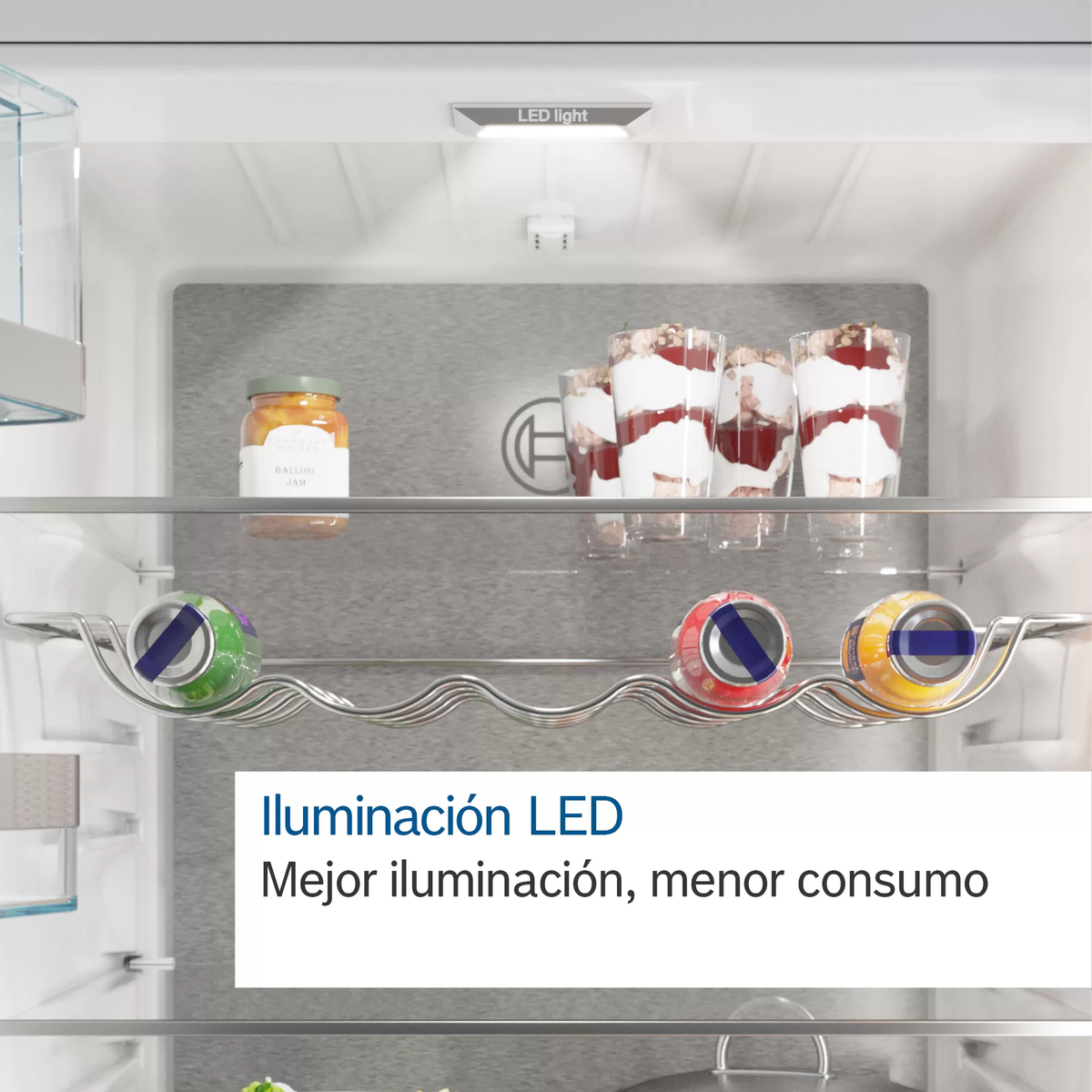 Detalle interior del refrigerador con luz LED y alimentos en los estantes.