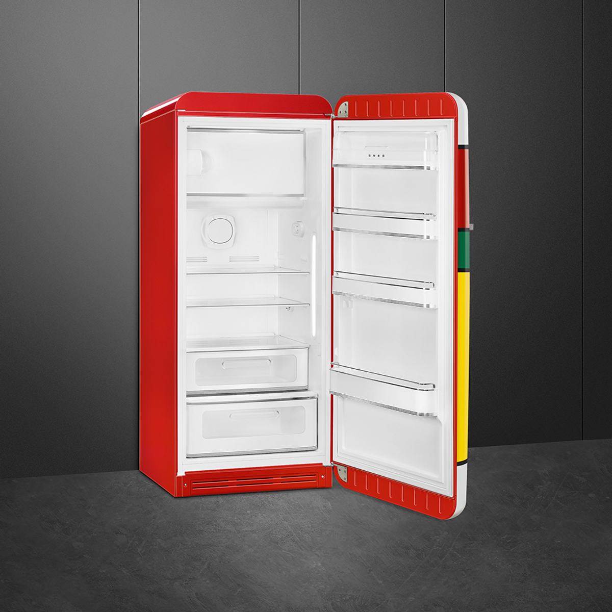 Un refrigerador Smeg rojo con la puerta abierta. El interior es blanco con estantes y cajones.