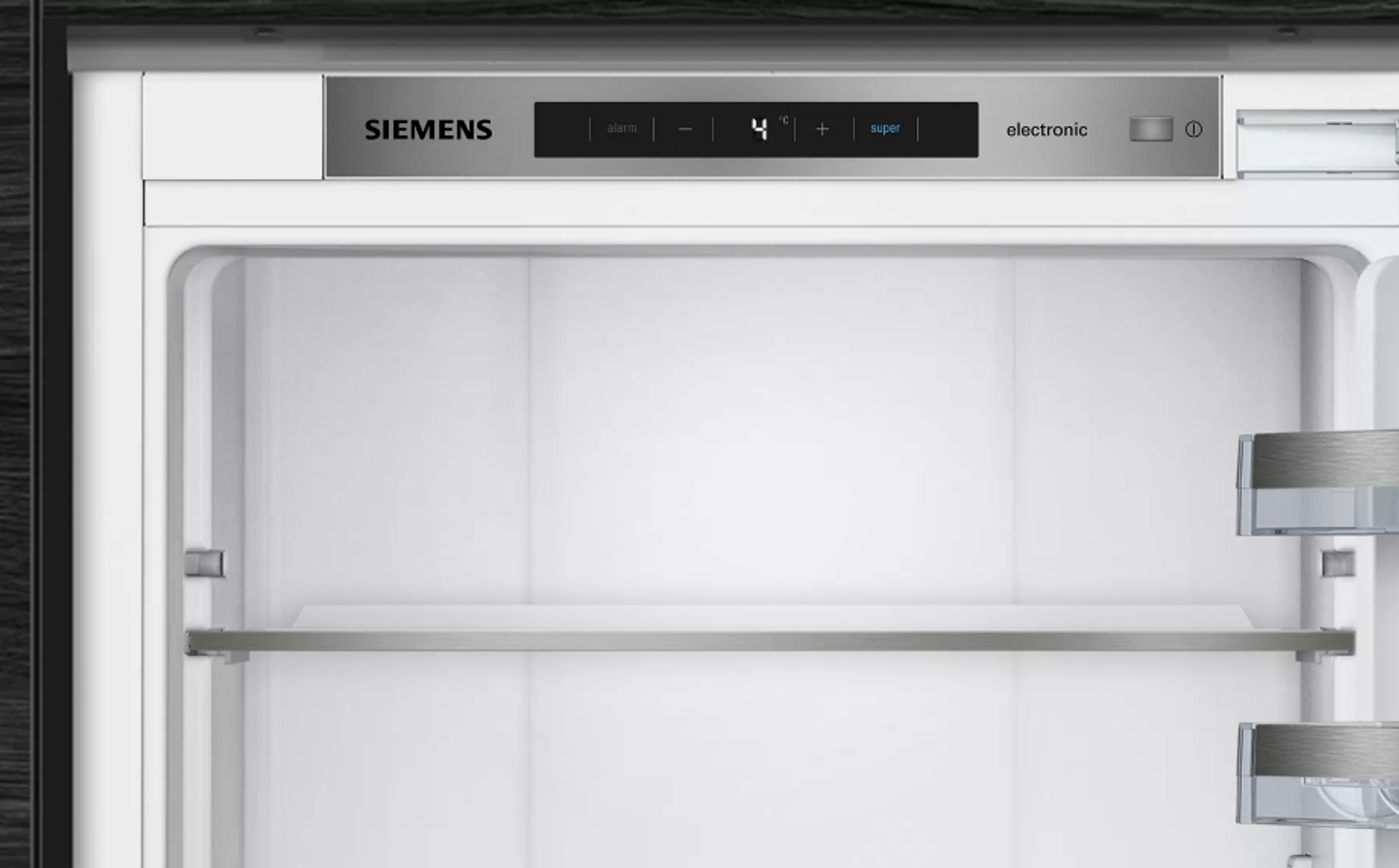 Witte LG koelkast, een hoog, slank model met een vriesvak onder.