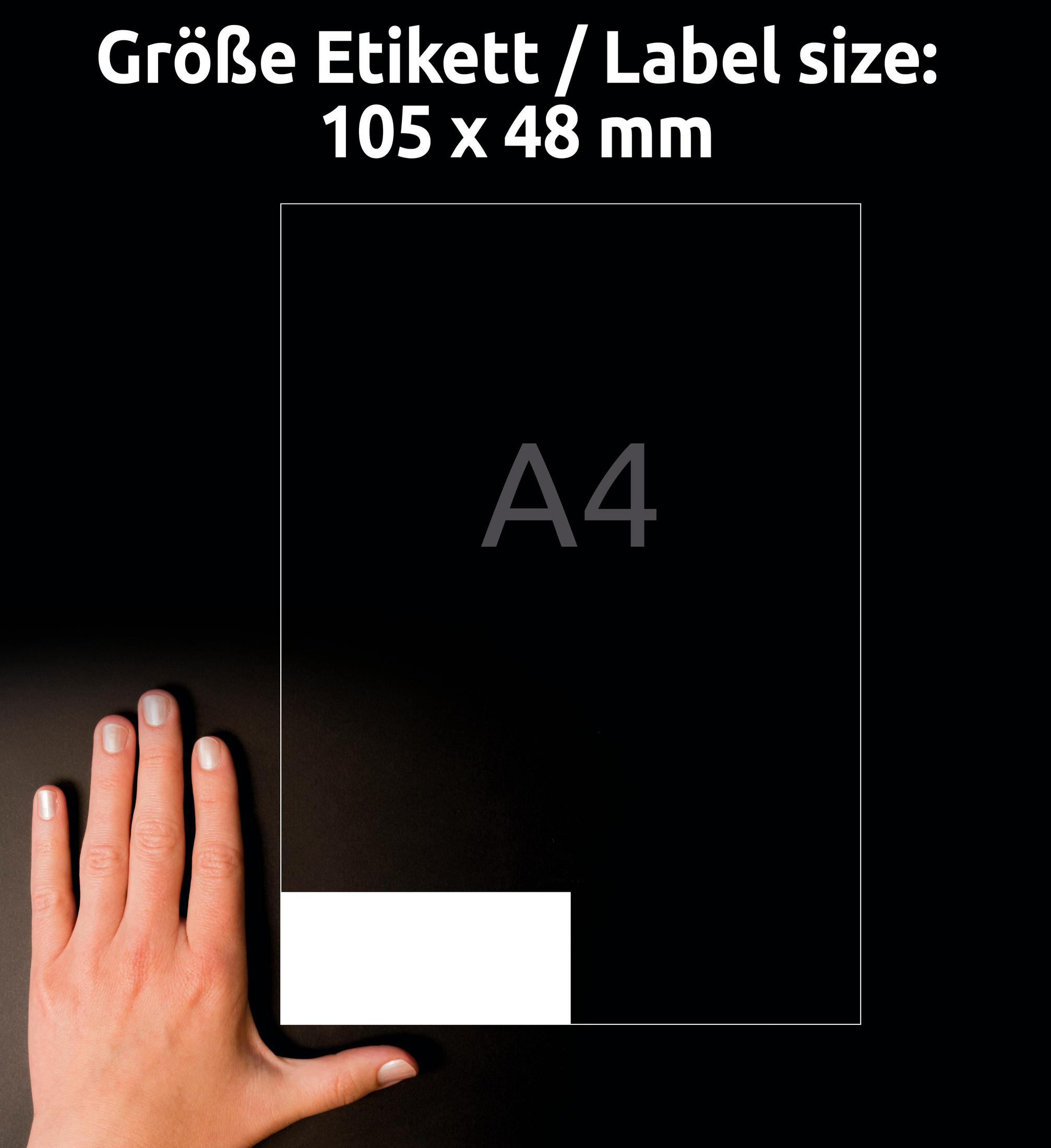 Hand und A4-Papier. Schwarzer Hintergrund. Text: Etikettengröße 105x48mm.