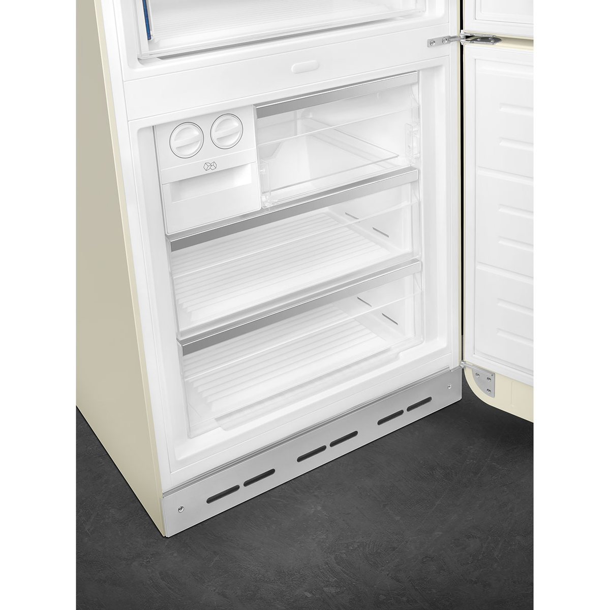Interior de refrigerador beige abierto con estantes y cajones.