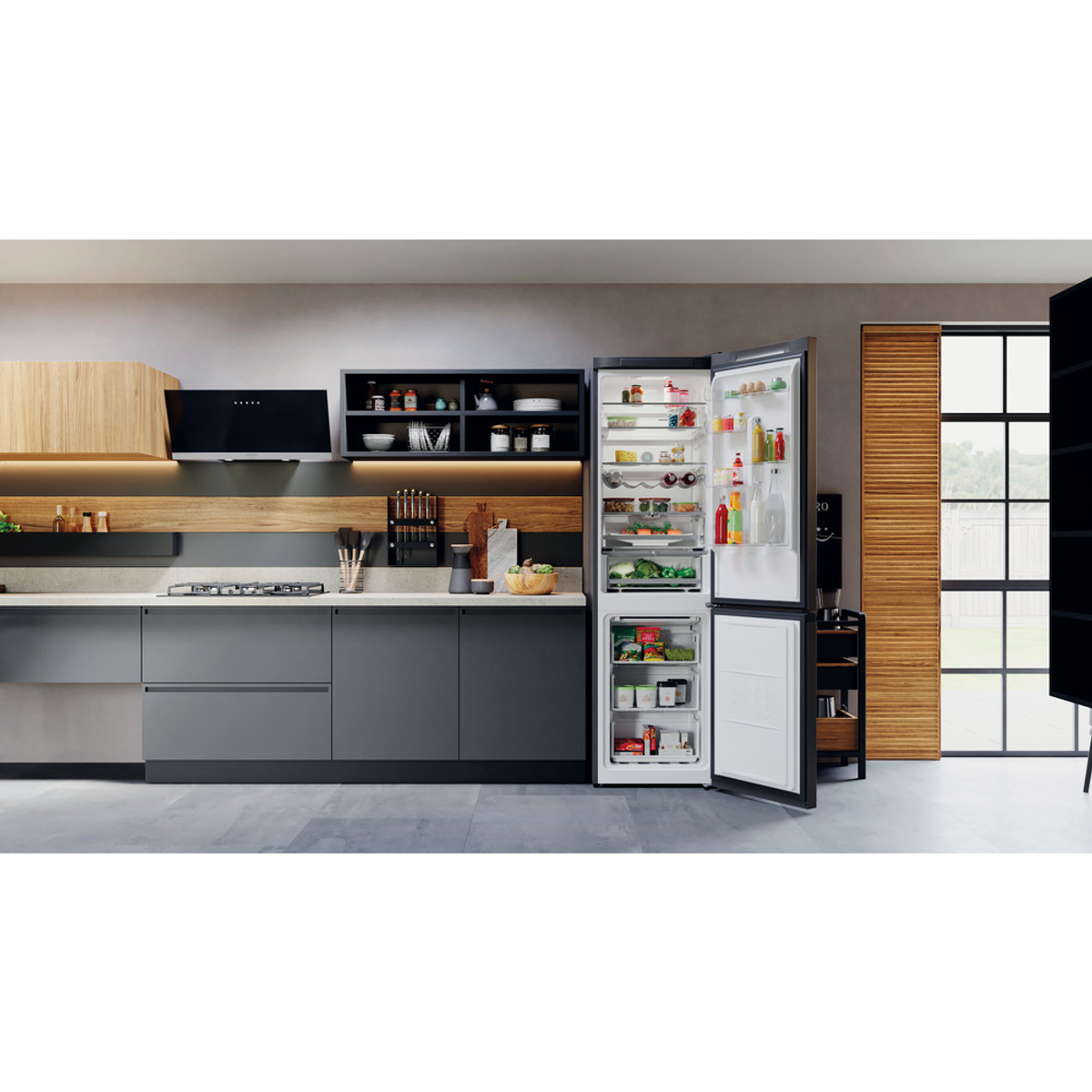 Una cocina moderna con un refrigerador abierto. Contiene alimentos y bebidas.