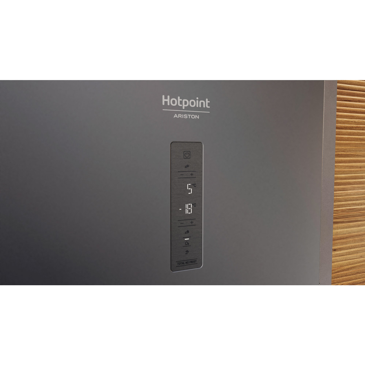 Puerta de nevera gris con pantalla digital. Logotipos de Hotpoint y Ariston arriba.