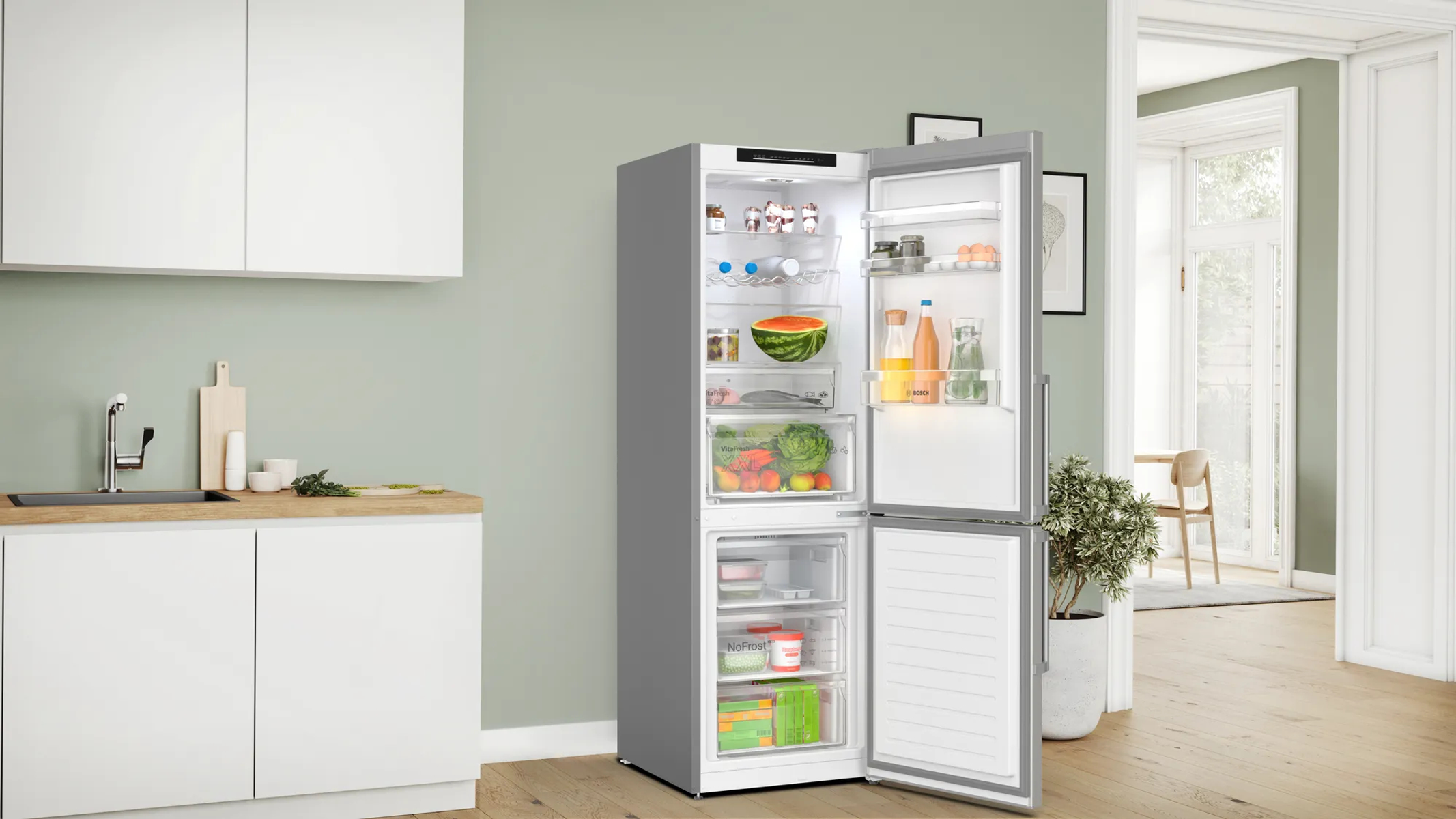 Ein Kühlschrank mit geöffneter Tür, der Inhalte wie Obst, Gemüse und verschiedene Lebensmittel zeigt.