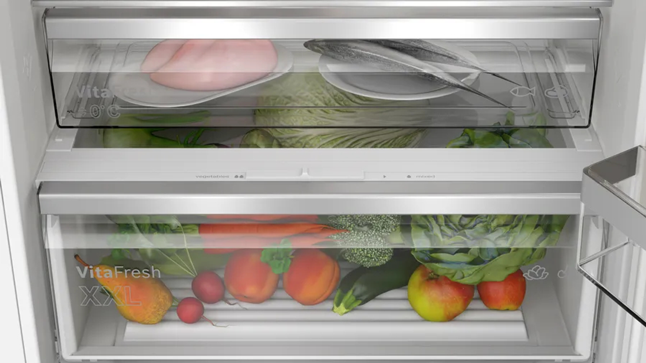 Primer plano de cajones de refrigerador llenos de verduras frescas y comida.