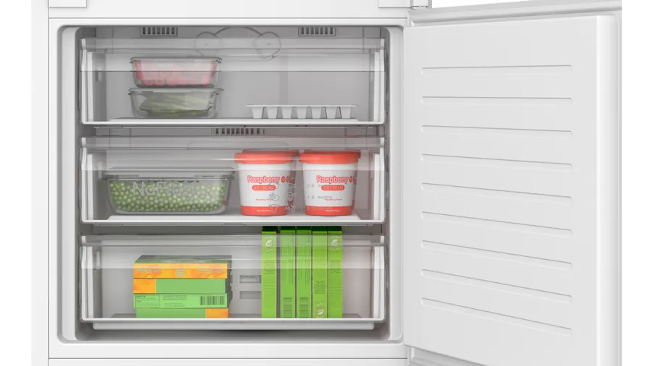 Un congelador con puertas abiertas. El interior es blanco con cajones con alimentos congelados.