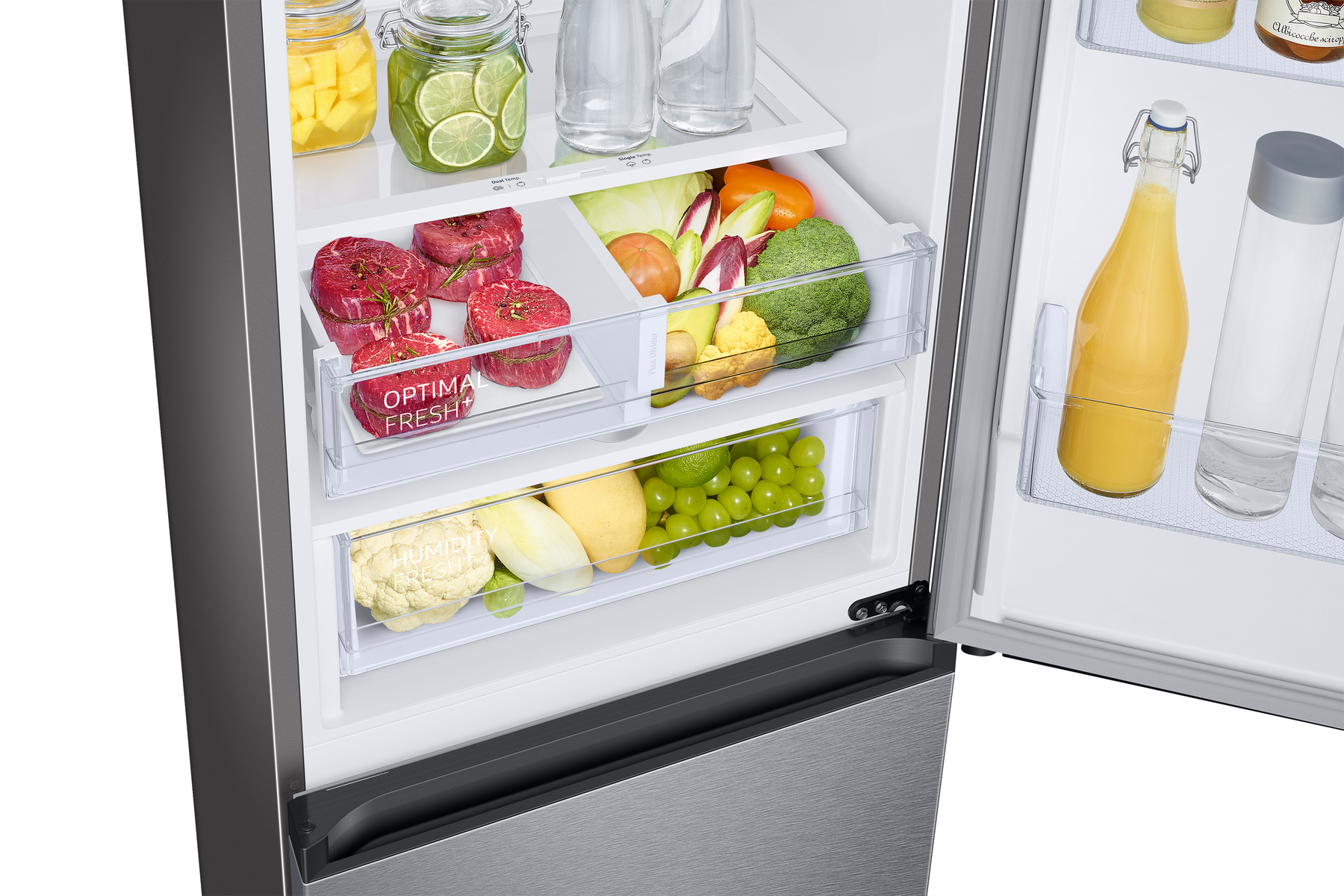 À l'intérieur d'un réfrigérateur avec une variété d'aliments frais, y compris de la viande, des légumes et des boissons.